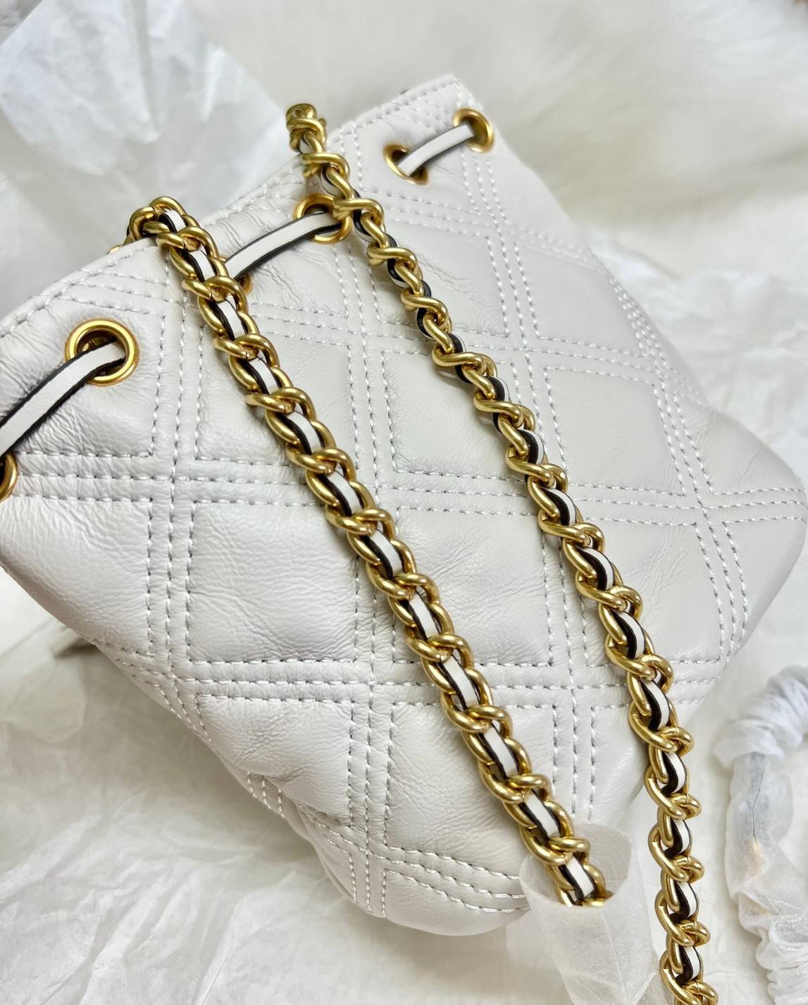 สีออกใหม่ ซึ่งหาได้ยากมากค่ะ 🤩 TORY BURCH FLEMING QUILTED BUCKET BAG ((56868)) พร้อมส่ง สวยท้าให้ลอง! จำนวนจำกัด สินค้าต้องมี กระเป๋าทรงBucket หนังแกะแท้((หนังจะมีความนิ่ม ทนทานและแพงกว่าหนังวัวมาก)) เดินด้ายลายนวมสวยมากๆค่ะ