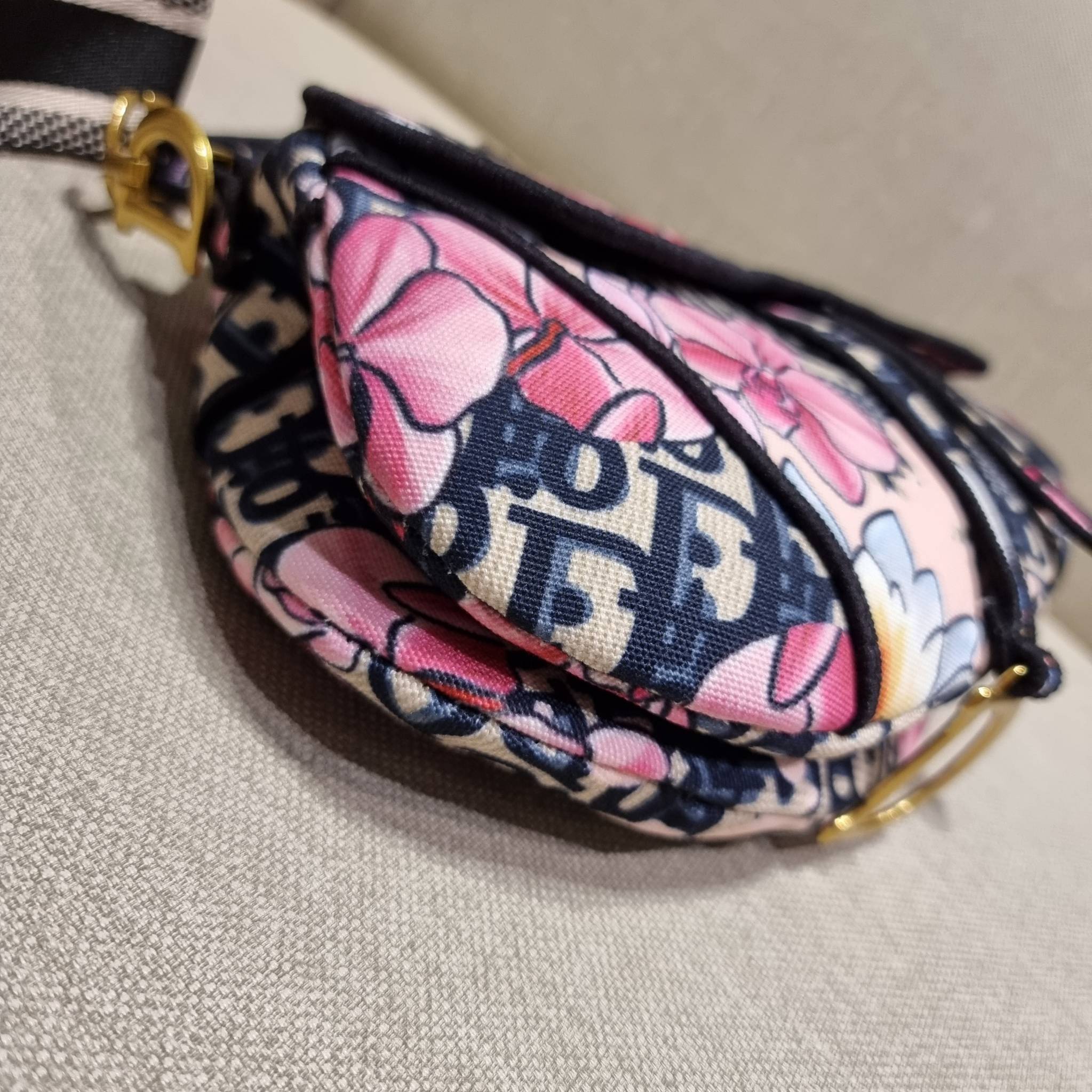 VIP CD OBLIQUE SADDLE BAG / DIOR SADDLE กระเป๋าสะพายข้าง ทรงสวยไม่ซ้ำใคร กิมมิคในตัว ดูแพง ไซส์ใหญ่ ดีไซน์ย้อนยุค เป็นเอกลักษณ์สวยทุกแบบ เปิด-ปิดด้วยกระดุมแม่เหล็กซ่อน ใช้งานง่ายมากๆ ภายในเป็นช่องโล่ง มีช่องซิป ใบสีดำเป็นหนังแท้ ใบลายเป็นผ้าแคนวาส ดูดี ดู