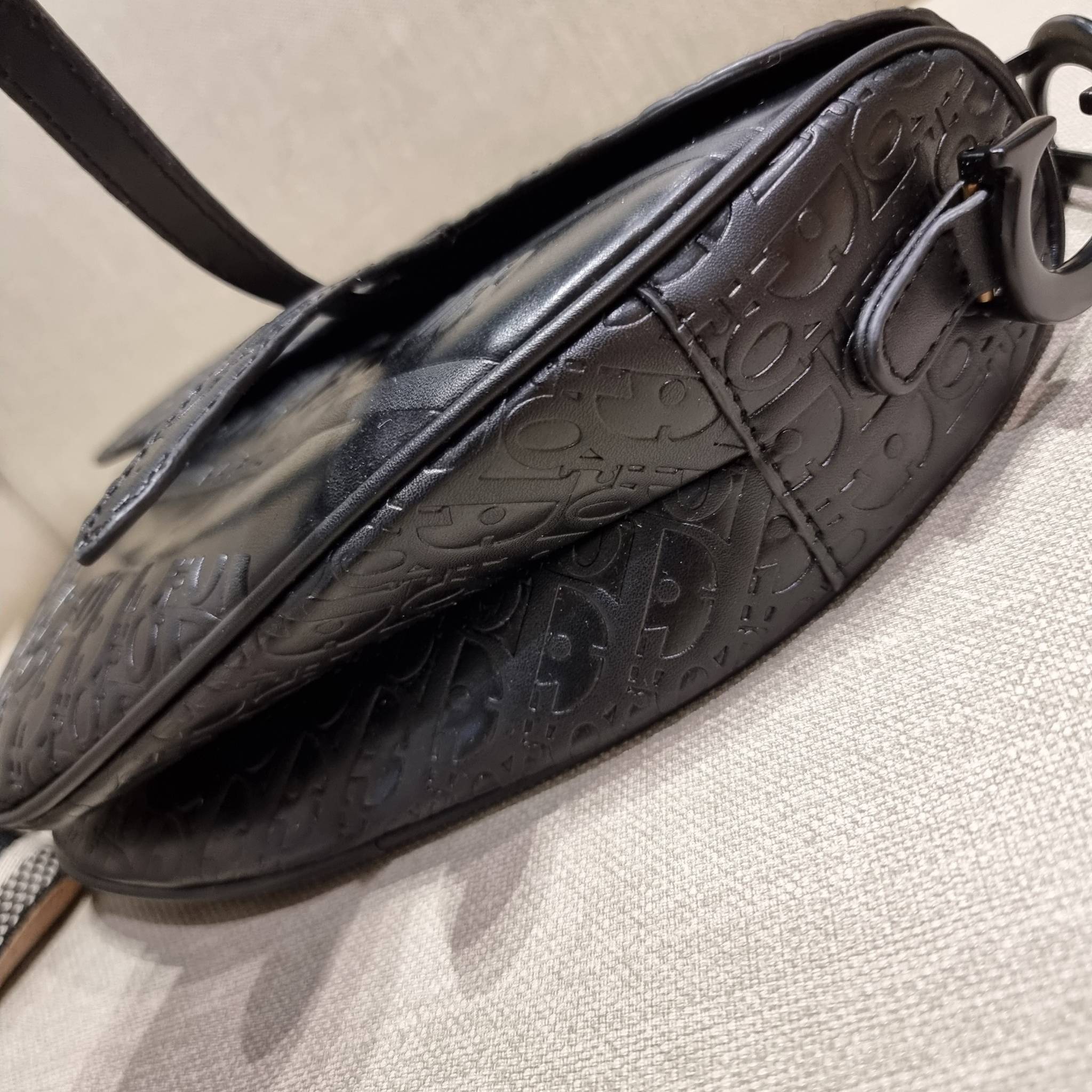 VIP CD OBLIQUE SADDLE BAG / DIOR SADDLE กระเป๋าสะพายข้าง ทรงสวยไม่ซ้ำใคร กิมมิคในตัว ดูแพง ไซส์ใหญ่ ดีไซน์ย้อนยุค เป็นเอกลักษณ์สวยทุกแบบ เปิด-ปิดด้วยกระดุมแม่เหล็กซ่อน ใช้งานง่ายมากๆ ภายในเป็นช่องโล่ง มีช่องซิป ใบสีดำเป็นหนังแท้ ใบลายเป็นผ้าแคนวาส ดูดี ดู