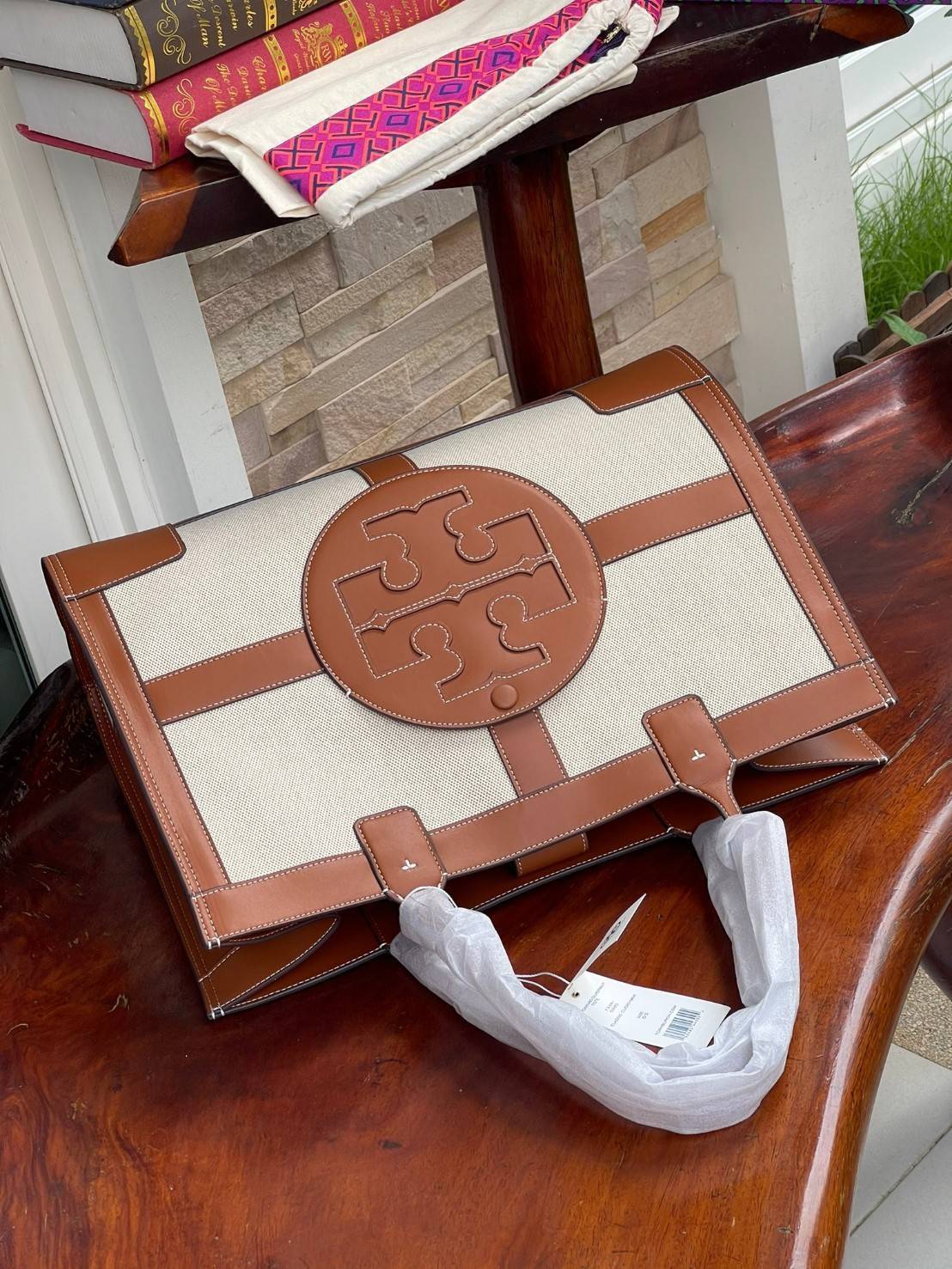 ของแท้ 💯% 】Large Tory burch ella canvas quadrant tote กระเป๋าสำหรับใช้ในวันที่มีกิจกรรมทางการ เช่น วันที่ไปเยี่ยมลูกค้าของบริษัทหรือประชุมสำคัญ อันดับแรกที่ควรคำนึงถึงเลยคือ "ความสุภาพของสีกระเป๋า"