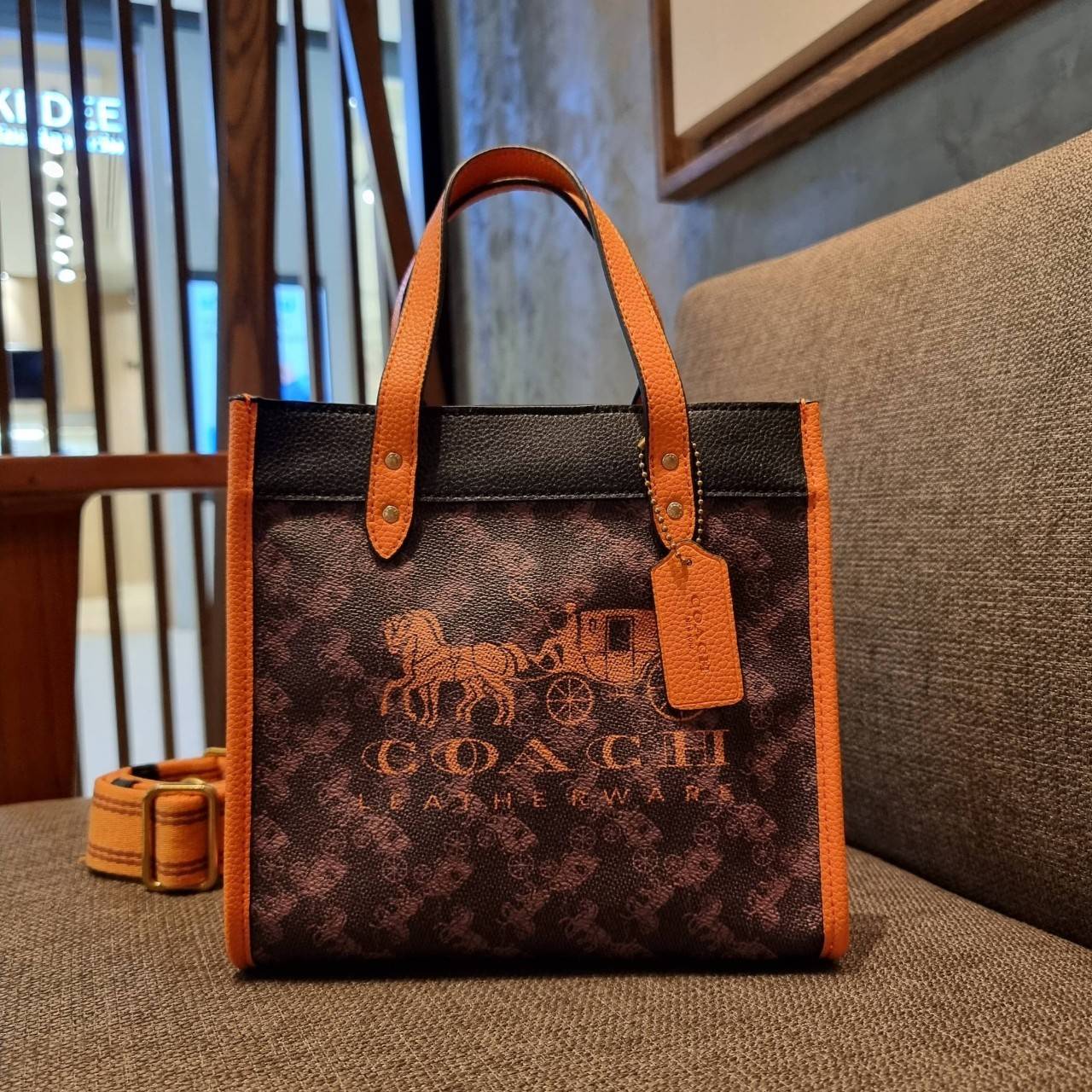 COACH C8456 FIELD TOTE 22 WITH HORSE AND CARRIAGE PRINT AND CARRIAGE BADGE คอลเลคชั่นสุดคลาสสิค ต้อนรับซัมเมอร์ ทั้งสดใสและร้อนแรง สวยหรูดูแพงในไอเท็มเดียว กระเป๋าทรงโท้ท ไซส์กำลังสวย น่ารักน่าใช้ ฟังก์ชั่นการใช้งานสะดวกที่สุด มีทั้งสายคล้องแขนในตัว และสา