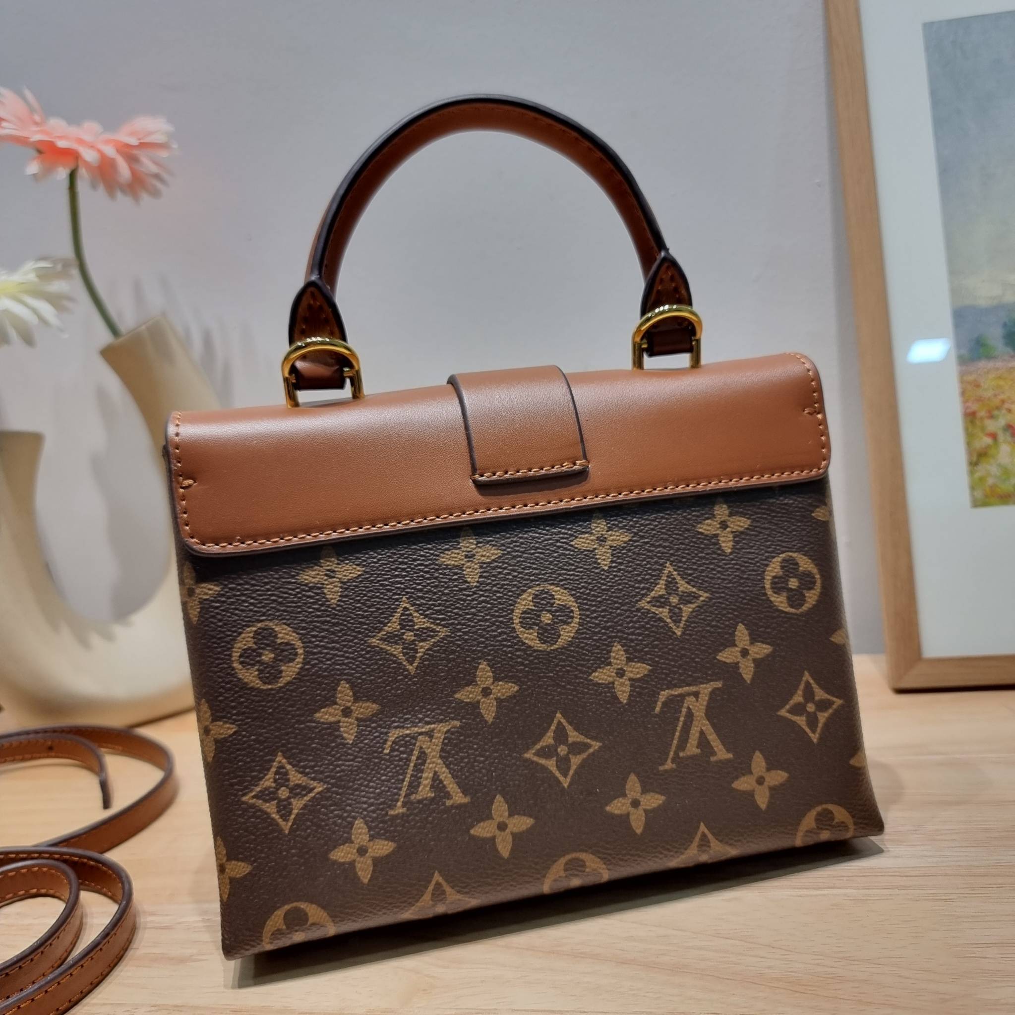 LV LOCKY BB MONOGRAM กระเป๋าสะพายข้าง ดีไซน์หรู ใหม่ล่าสุด สวยถึงบ้านได้ก่อนใคร มีใช้เลิศๆทันปีใหม่แน่นอน คุ้มที่สุด โดดเด่นด้วยอะไหล่ดัมมี่รูปกุญแจสีทอง