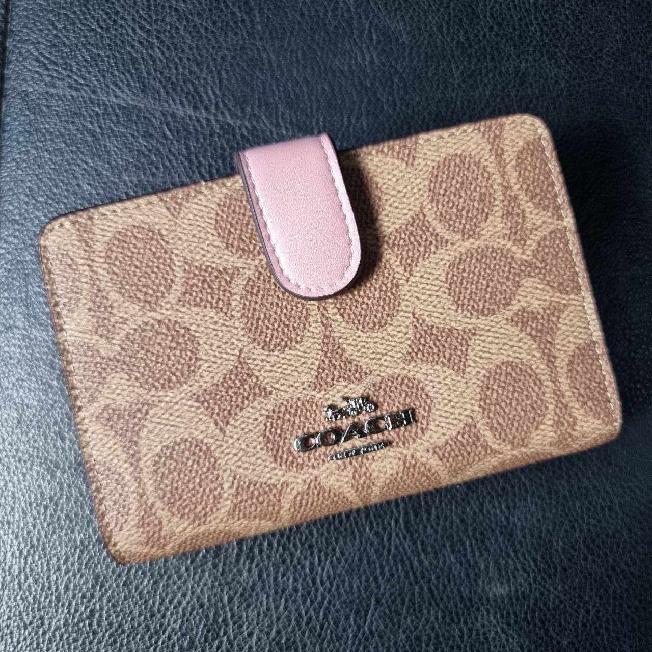 COACH F33034 MEDIUM CORNER ZIP WALLET IN COLORBLOCK SIGNATURE CANVAS กระเป๋าสตางค์ใบกลาง 👛 ขนาดกำลังเหมาะมือ วัสดุหนังแคนวาส ดูแลรักษาง่าย มีช่องใส่บัตรและธนบัตรครบ และช่องซิปแยกไว้ใส่เหรียญ สวยคลาคสิคแบบนี้เหมาะส่งต่อเป็นของขวัญที่สุดจ้า