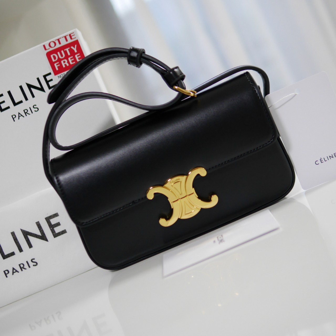 พร้อมส่งที่ไทยแล้วกับ CELINE TRIOMPHE SHOULDER BAG หนังทั้งใบลายสวยหรู ด้านในเปิดด้วยด้วยที่บีบโลโก้อะไหล่ทอง จุของได้กำลังดี ใส่โทรศัพท์ กระเป๋าสตางค์ใบสั้น ของจุกจิกได้ เหมาะกับสาวๆในวัน