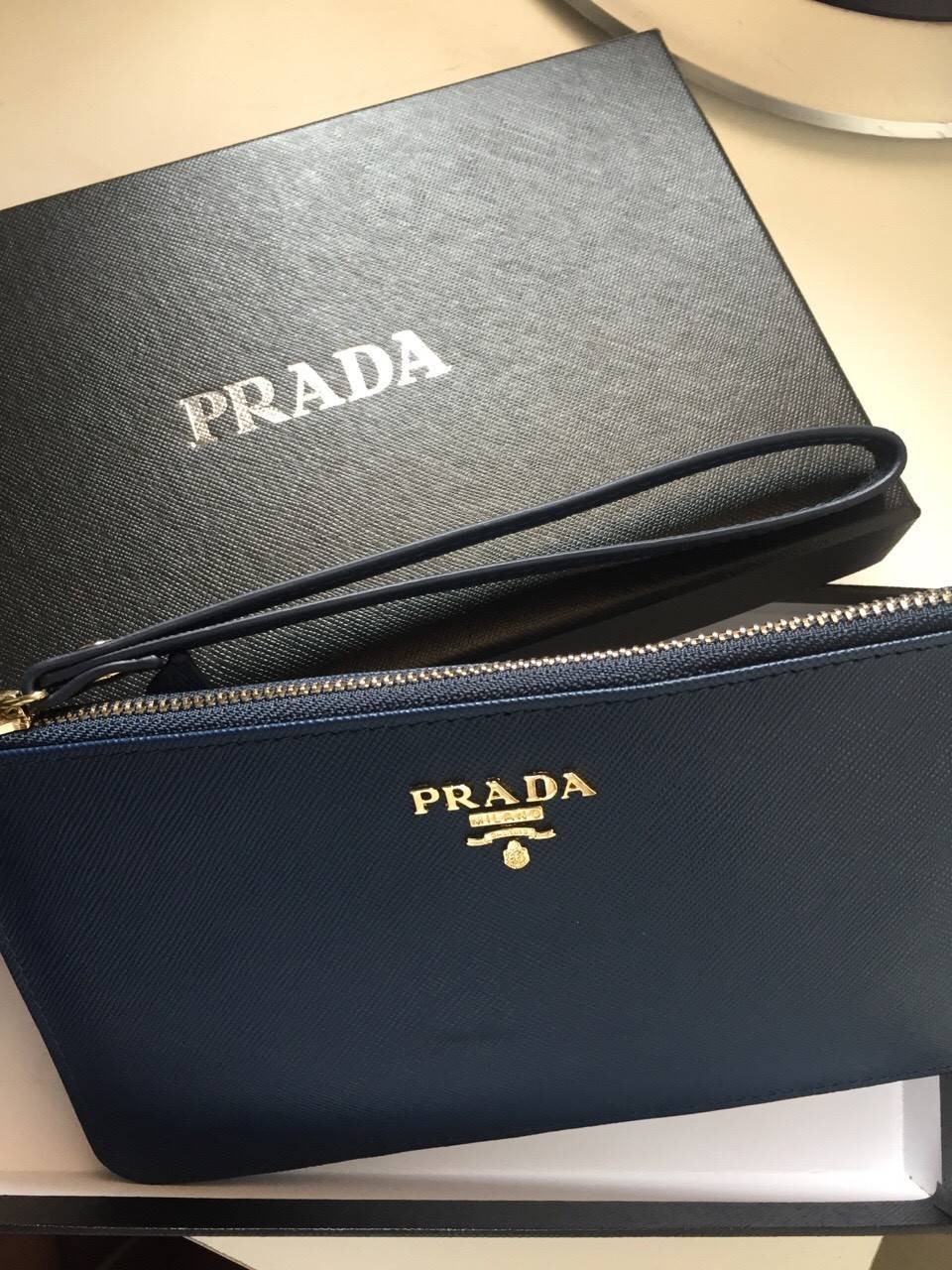 มาใหม่ค่ะ!! กระเป๋าคล้องมือสุดหรู งานพรีเมี่ยมกิ๊ฟ จากแบรนด์ PRADA ขนาดกำลังดี บนลายหนัง Saffiano โดดเด่นด้วยอะไหล่โลโก้สีทอง ปิดเปิดด้วยซิป ด้านในมีช่องใส่บัตรได้ถึง 3 ใบ ใส่ธนบัตรหรือเหรียญได้จุใจเลย รุ่นนี้ใส่ iPhone7+ได้ด้วยนะคะ แถมมีสายคล้องมือและกล่
