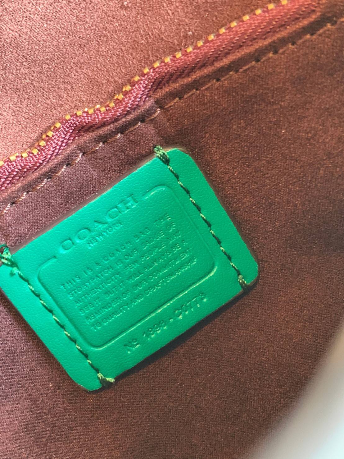 COACH TABBY TOP HANDLE 20 พร้อมส่งที่ไทยค่ะ! กระเป๋าหิ้ว//สะพายข้างได้ หนังแท้อย่างดี กหนึ่งใบทำหนังสองลายได้อย่างสวยงาม พร้อมโลโก้รุ่นใหม่ล่าสุดดูดีมากๆค่ะ เปิดปิดกระเป๋าแบบกดล็อค ภายในมีช่องหลักสองช่อง ใส่มือถือได้ทุกรุ่น;กระเป๋าเงินใบกลางได้;ของจำเป็นจ