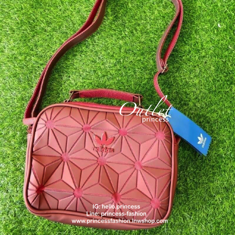 adidas mini airline bag *outlet* กระเป๋าสะพายข้างทรงสปอร์ต ด้านหน้าติดโลโก้แบรนด์ ดีไซน์ลาย 3D ด้านหลังเป็นหนังเรียบ มีช่องซิปสามารถใส่สิ่งของได้ รุ่นนี้เปิดปิดด้วยซิปคู่ ซิปปั๊มแบรนด์ทุกจุด ด้านในเป็นช่องกว้าง มีช่องซิป สายสะพายยาวสามารถปรับระดับได้ สาวก