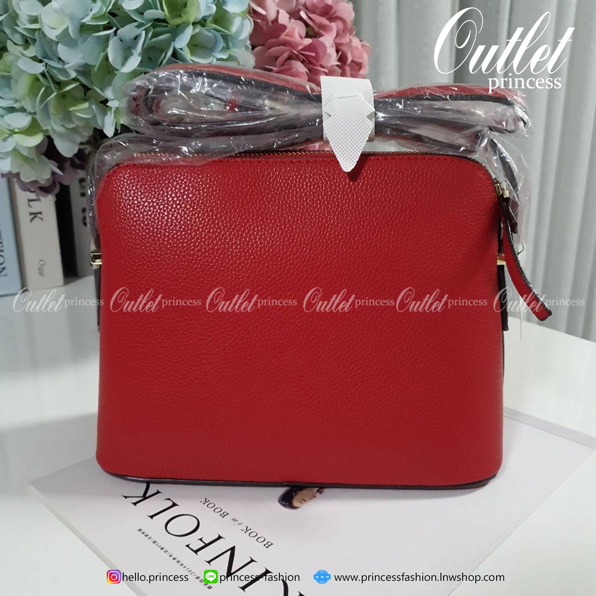 KATE SPADE CROSSBODY BAG แบรนด์ดังจากอเมริกาสุดฮิตของวัยรุ่น กระเป๋าสะพาย ขนาดน่ารักกำลังดี เปิดปิดด้วยซิปเดียวด้านบน ภายในมีช่องเล็ก1ช่อง ใส่มือถือได้ทุกรุ่นและกระเป๋าสตางยาวได้ ความยาวสาย 117cm ปรับได้ถึง5ระดับ รุ่นฮิตอีกรุ่นที่ไม่ควรพลาดเลยคร้า