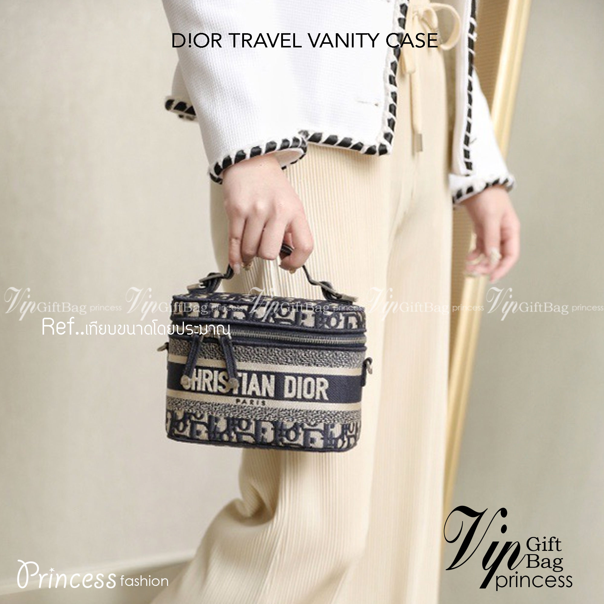 DIOR TRAVEL VANITY CASE Oblique Embroidery กระเป๋าใส่เครื่องสำอางค์ สวยคลาสสิคขนาดกำลังดี พกพาสะดวก ใช้งานง่ายสุดๆ วัสดุงานทอละเอียดคุณภาพดี ภายในเป็นช่องโล่ง ใบจริงงานสวยเกินเบอร์!! สวยงามเกินราคา ไม่ผิดหวังจ้า