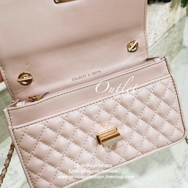 CHARLES & KIETH MINI CLUTCH BAG กระเป๋าสะพายทรงคลัชรุ่นยอดนิยมดีไซน์คลาสสิควัสดุหนังนิ่มลายตารางสวยอยู่ทรงขนาดมินิสไตล์ Chanel เปิดปิดด้วยตัวล๊อคแบบบิดอะไหล่ทอง ด้านหลังประดับโลโก้แบรนด์สวยดูดี มาพร้อมสายสะพายโซ่ร้อยหนัง Crossbody ได้สามารถซ้อนสายสะพายไหล