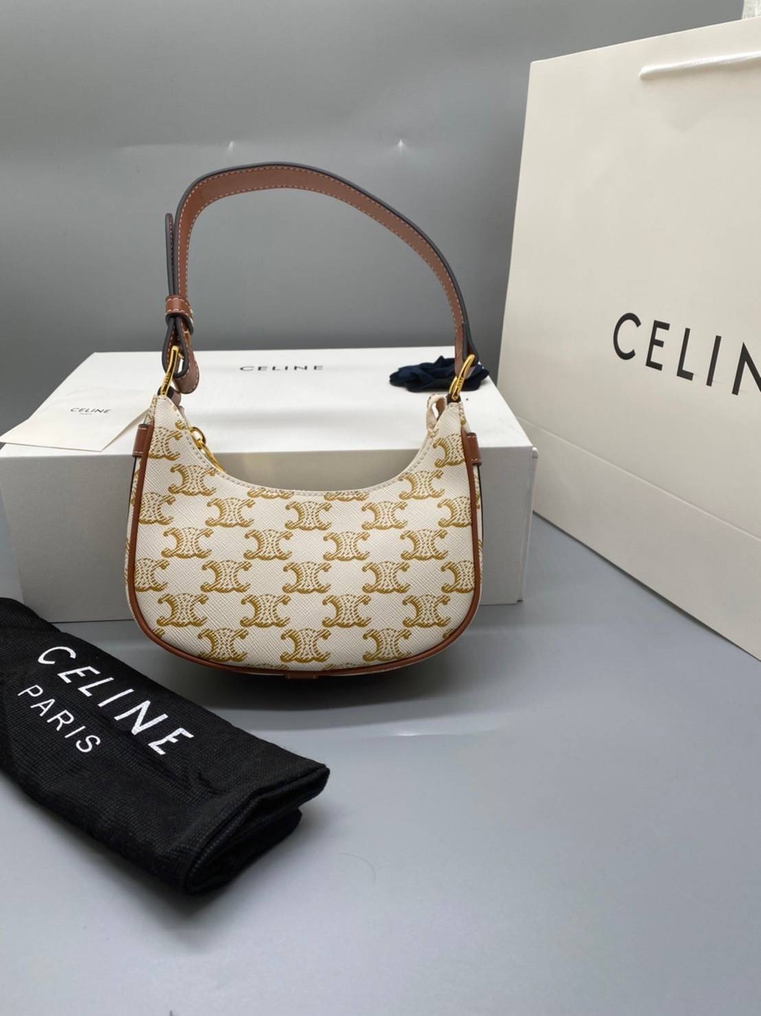 CELINE MINI SHOULDER BAG Celine Vintage Classic MINI Ava bag กระเป๋าสะพายไหล่ใบเล็กน่ารักมากก ขนาดใหม่ น้องน่ารักมากก คาเฟ่จ๋าาาา น้องมาล๊าววว วัสดุ TRIOMPHE CANVAS ดีไซน์สวยหรูฮิตสุดในเกาหลี! หนังสวยอยู่ทรงกันน้ำ เปิดปิดด้วยซิปแบรนด์สีทอง สายสะพายหนังปรั