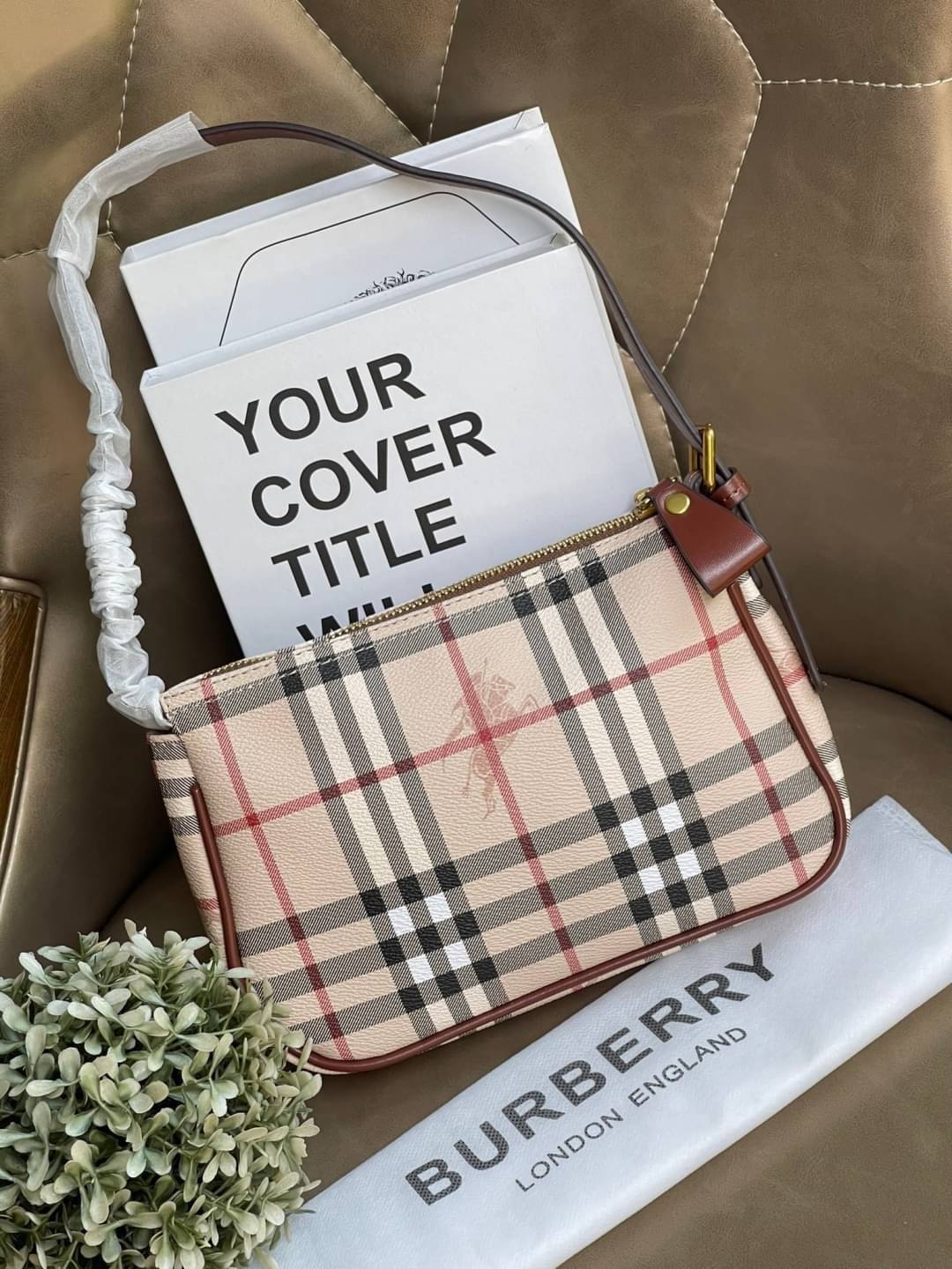 VIP 】Burberry Nova Check Small Shoulder Bag กระเป๋าสะพายไหล่ Vintage Check ที่ถือว่าเป็นสัญลักษณ์อันเก่าแก่ของแบรนด์ ภายในเป็นช่องโล่งกว้าง และมีคุณสมบัติการใช้งานที่ครบครัน อีกทั้งยังเปิด-ปิดง่ายด้วยซิปเดียว มีอะไหล่โลหะสีทองที่ช่วยให้กระเป๋าดูหรูหรามากย