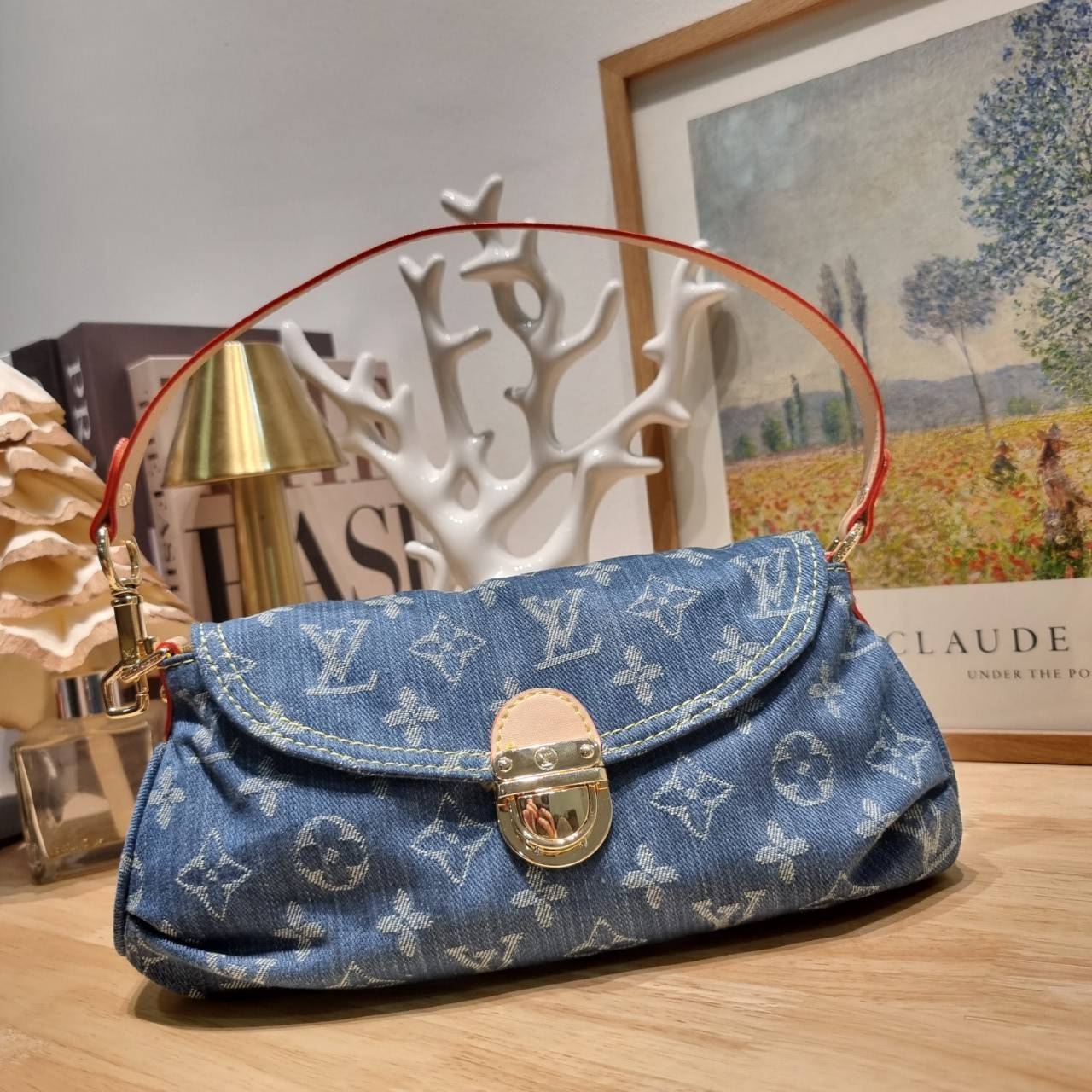 LV mini pleaty denim bag / LV Denim Pochette Bag ฮอตตัวแม่แบบฉ่ำ กับกระเป๋าสะพายไหล่ แรร์ไอเท็มที่สาวๆตามหา ดีไซน์เดนิมสวยโดดเด่น รูปทรงวินเทจ