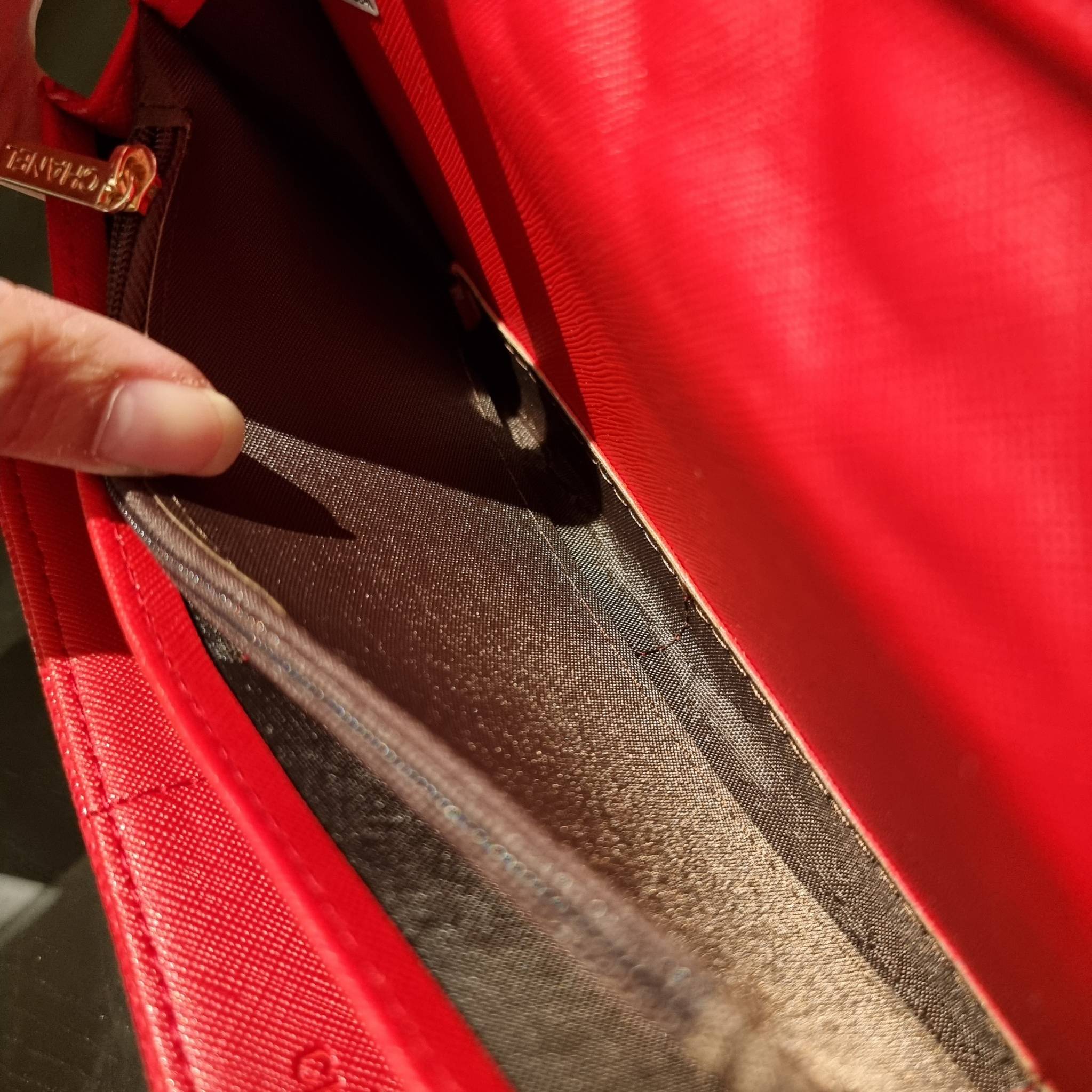 VIP 】กระเป๋าสตางค์ใบยาวรุ่นฝาพับที่ถามหากันมากที่สุด!! สวยรับทรัพย์จาก Chanel วัสดุหนังลายคาร์เวีย ลุคผู้ดีที่สุด เปิด-ปิดด้วยกระดุมแม่เหล็ก ภายในกระเป๋ามีช่องใส่บัตรได้เยอะ ใส่ธนบัตร ใส่เหรียญได้ มีช่องซิปแยกอีกหนึ่งช่อง ดีไซน์เรียบหรูดูคลาสสิค!! สาวๆห้า