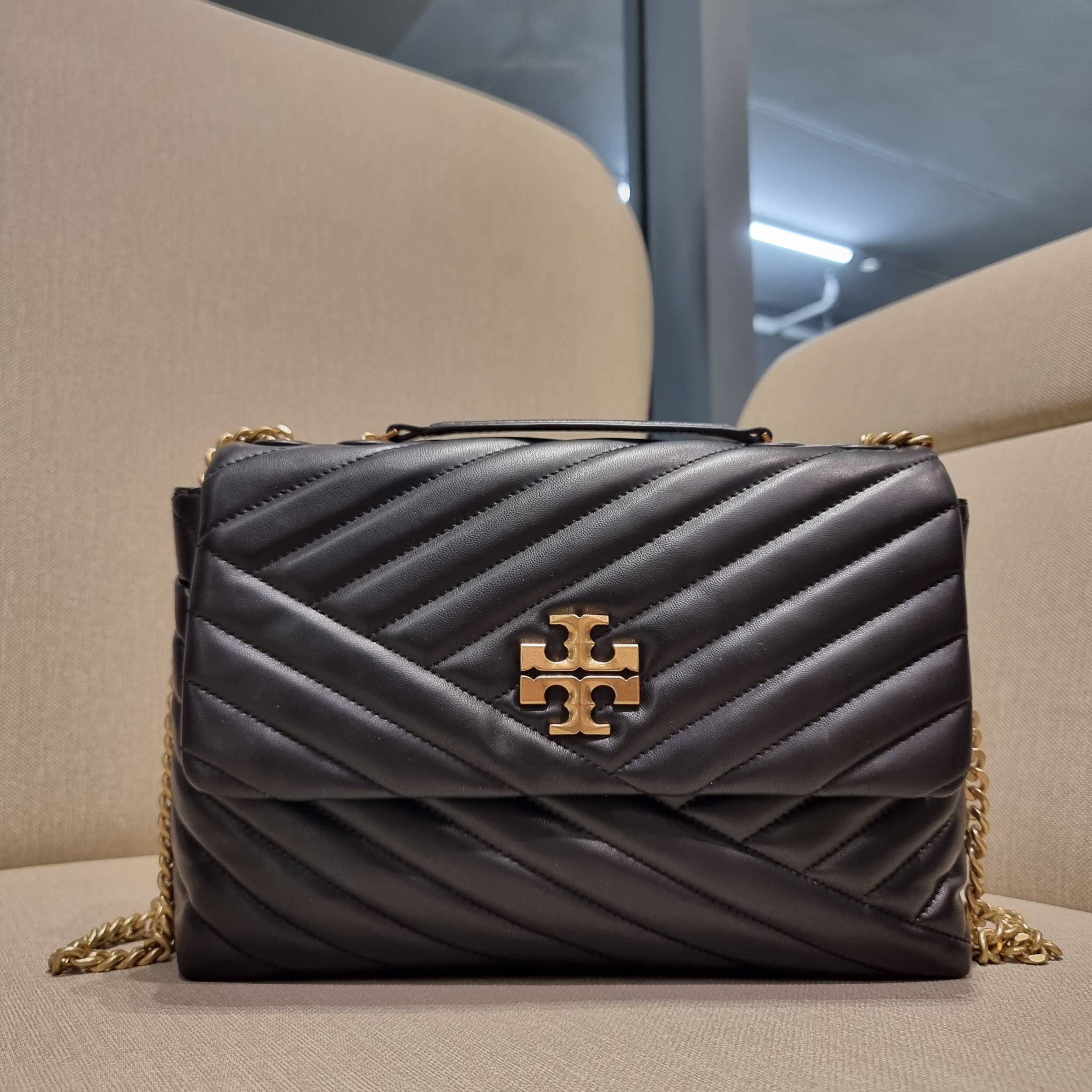 TORY BURCH KIRA CHEVRON CONVERTIBLE SHOULDER BAG กระเป๋าสะพายรุ่นยอดฮิต ไซส์ใหญ่จัดเต็มให้เน้นๆ ใช้ยังไงก็ดูหรู ดีไซน์เฉพาะตัว วัสดุหนังแกะ สัมผัสนิ่ม เปิด-ปิดด้วยกระดุมแม่เหล็ก ภายในเป็นช่องโล่ง แบ่งสัดส่วนไว้ดีมากๆ ใส่กระเป๋าสตางค์ มือถือ เครื่องสำอางค์