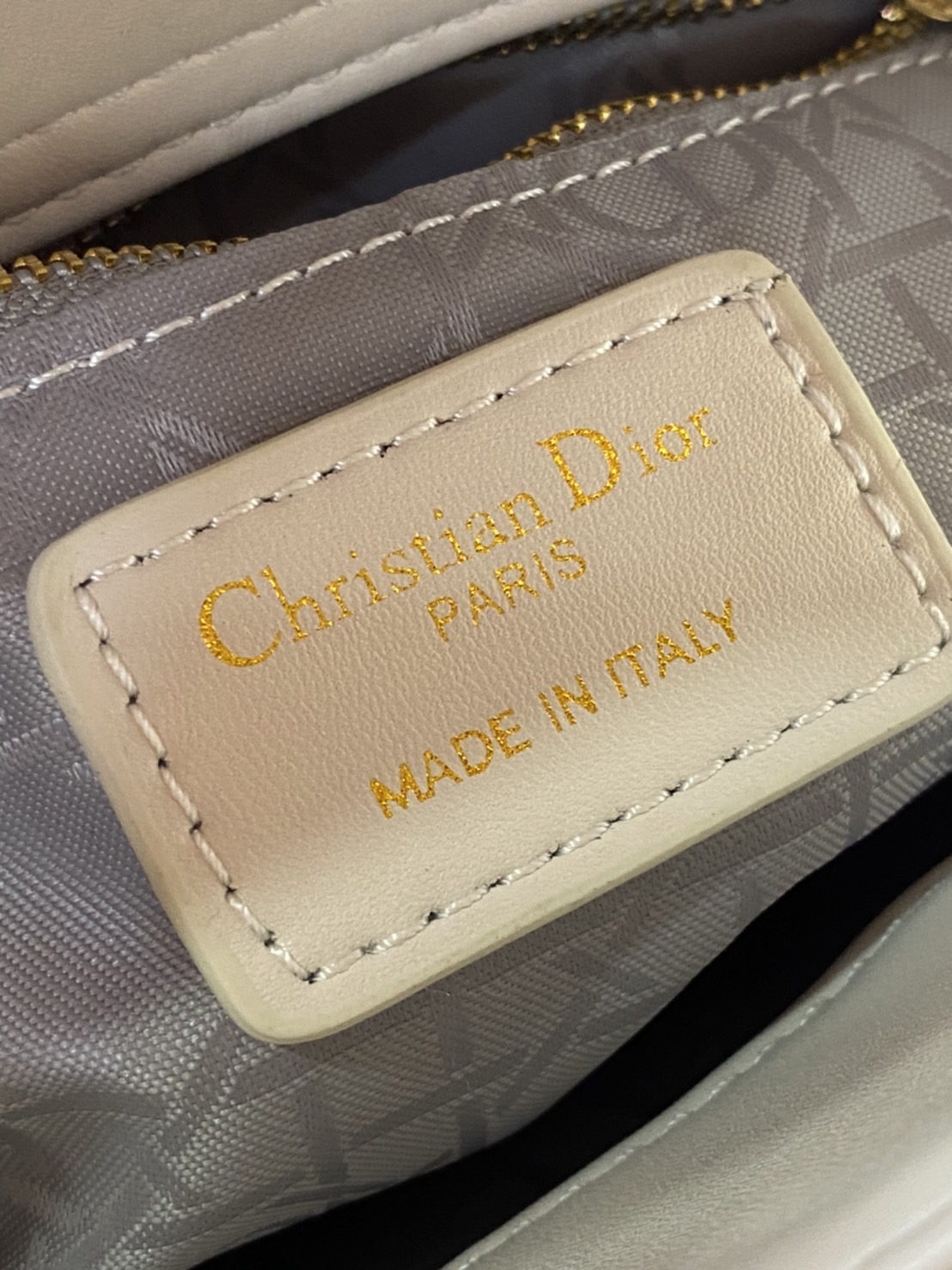 หนังแท้ DIOR LADY BAG 20cm ความสง่างามอีกหนึ่งรุ่นของ Dior รูปทรงสีเหลียม ขนาดกระทัดรัด ตั้งอยู่ทรง ฐานกระเป๋าแข็งแรง มีหมุดรองฐาน ดีไซน์ที่มีเอกลักษณ์เฉพาะตัว ด้านหน้าตกแต่งด้วยตัวอักษร D.I.R ห้อยเป็นพวงกุญแจ จะถือด้วยมือหรือสะพายไหล่ก็ดูดีมากๆ ค่ะ