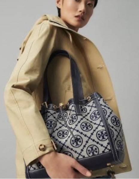 OUTLET 】Tory Burch T Monogram Jacquard Tote Bag ใบใหญ่ใส่จุมากค่ะสาวๆ! พร้อมส่ง! กระเป๋าที่สามารถใช้ได้กับทุกๆวัน วัสดุJacquard+หนัง ได้ลงตัว สวยงามค่ะ ปากกระเป๋าแบบหูรูด ที่จับอะไหล่แบรนด์สวย ภายในกระเป๋ากว้างมากๆ สาวๆที่สัมภาระเยอะนี่หายห่วงไปเลยค่ะ มีช