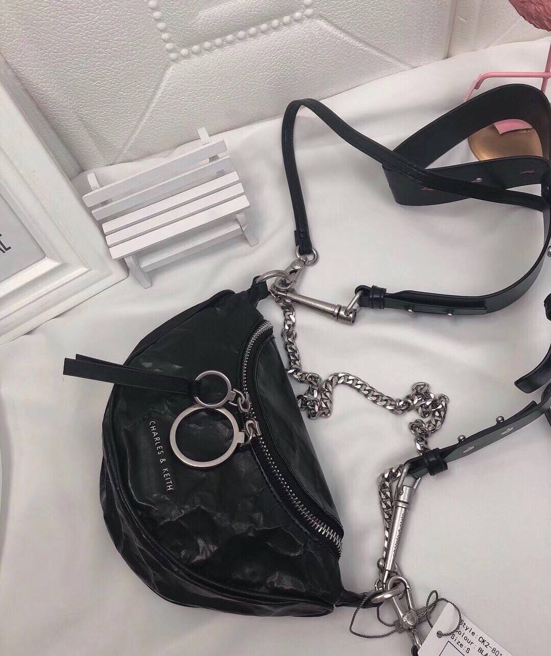 CHARLES & KEITH WRINKLED EFFECT RING ZIP TASSEL CROSSBODY BAG กระเป๋าสะพาย/คาดเอว/คาดอกรุ่นใหม่ล่าสุด เปิด-ปิดด้วยซิป ภายในโล่งกว้างมีช่องเล็กใส่บัตร จุของได้เยอะดีไซต์เก๋ไม่ซ้ำใคร สามารถสะพายได้หลายแบบไม่จำเจ ราคาสุดคุ้มห้ามพลาดค่ะ