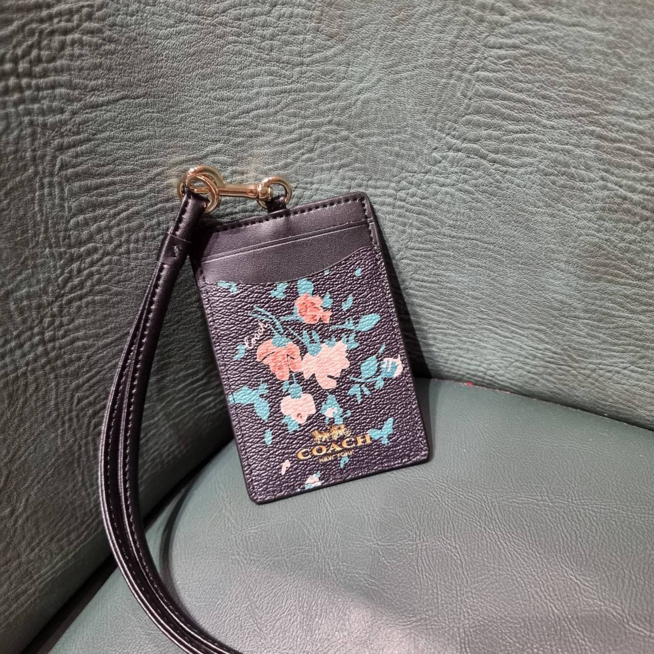 COACH C3305 ID LANYARD IN COLORBLOCK SIGNATURE CANVAS ง่ายๆแบบไม่ธรรมดา!! คลาสสิคแต่มีดีเทลโดดเด่น!! กระเป๋าถนอมบัตร พร้อมสายคล้องคอ ดีไซน์ลวดลายสวย ดูดีทุกแบบ ใช้งานง่าย พกพาสะดวก จะใส่บัตรพนักงาน บัตรเครดิต บัตรปชช. ใบขับขี่ และบัตรอื่นๆที่อยากจะใส่!! ต