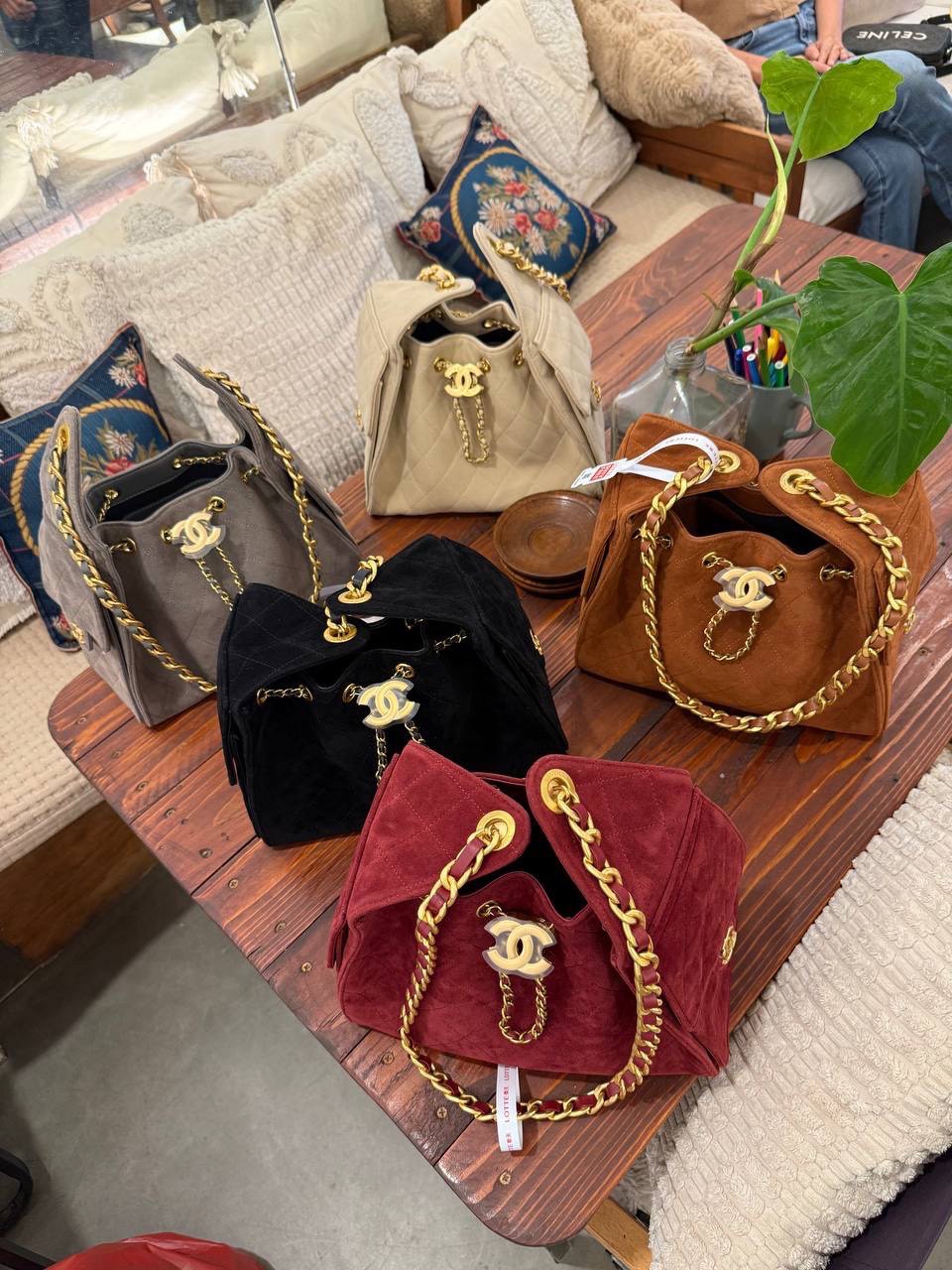 CHANEL 25 Small Suede Handbag กระเป๋าสะพายทรงโฮโบ ใหม่ล่าสุดงานหนังกลับ สวยหรูดูแพง รุ่นขายดีปังสุด รูปทรงใช้งานได้จริง จุของได้ ถือเก๋ๆ เอวี่เดย์ลุค