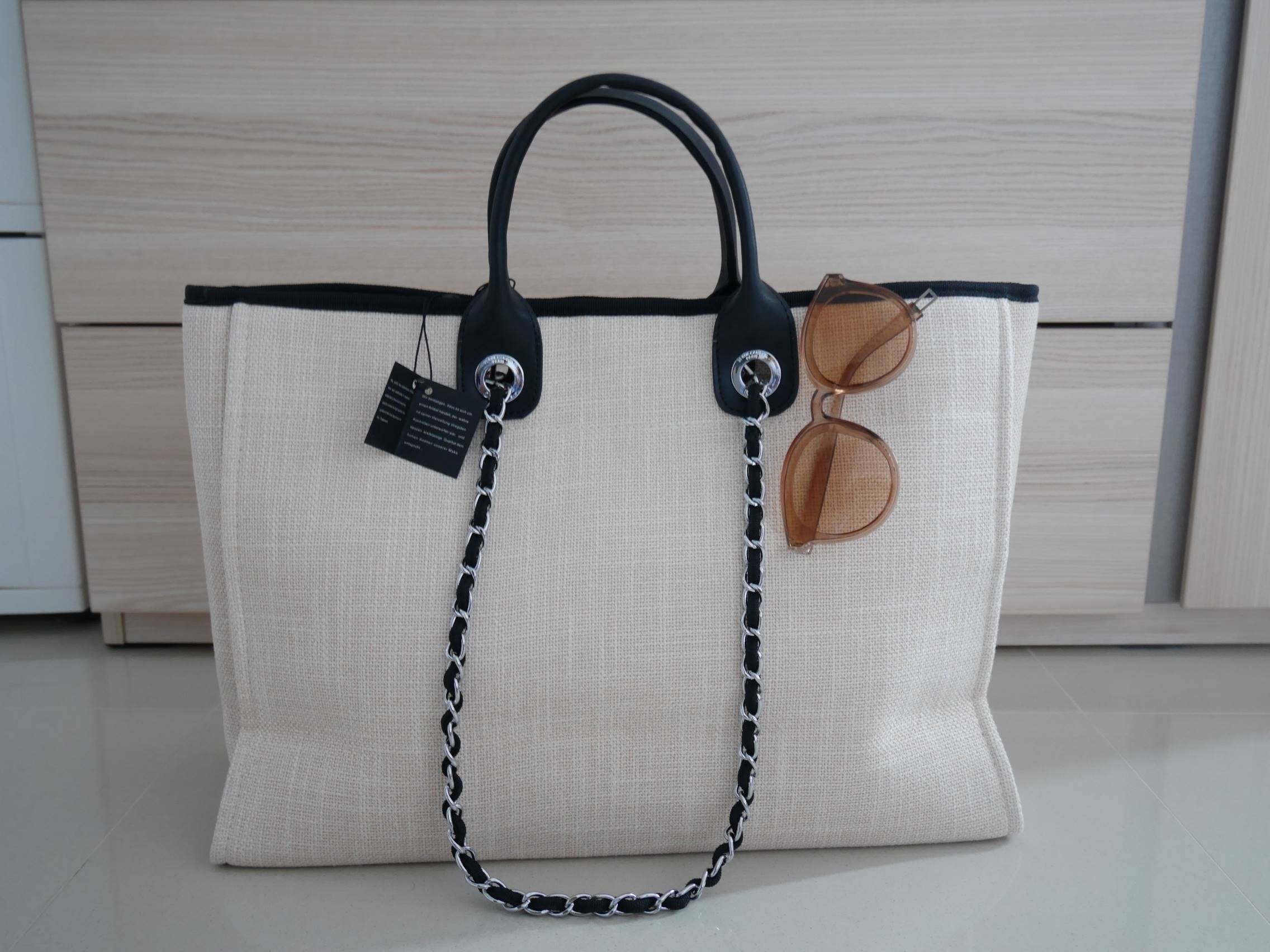 How Cute! 🎄🎄 รุ่นใหม่ล่าสุด!! ที่สาวๆรอคอย Chanel tote canvas bag จากงานพรีเมี่ยม VIP GIFT รุ่นดังเลยค้า Size ใหญ่อลัง บอกเลยว่า **งานดีที่สุด ตัวกระเป๋า กระเป๋าผ้าเป็นผ้า canvas เนื้อดีสมราคา สัมผัส นุ่มลื่นมือมากกกก อะไหล่เงินปั้มแบรนด์แ