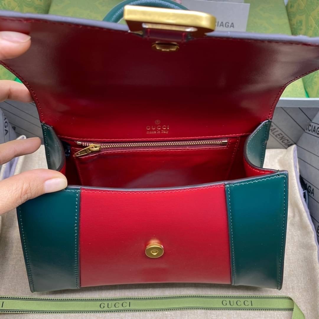 หนังแท้ GUCCI X BALENCIAGA THE HACKER PROJECT SMALL HOURGLASS (RED/GREEN) การสร้างสรรค์ที่มีเอกลักษณ์เฉพาะตัว โทนสีโดดเด่น แดง/เขียว วัสดุหนังแท้ทั้งใบ เกรดเทพออริจินอล ตอบโจทย์ได้ทุกลุค ทุกไลฟ์สไตล์ ใช้งานได้ง่ายคล่องตัว ภาพสินค้าถ่ายจากงานขายจริง ใช้งาน