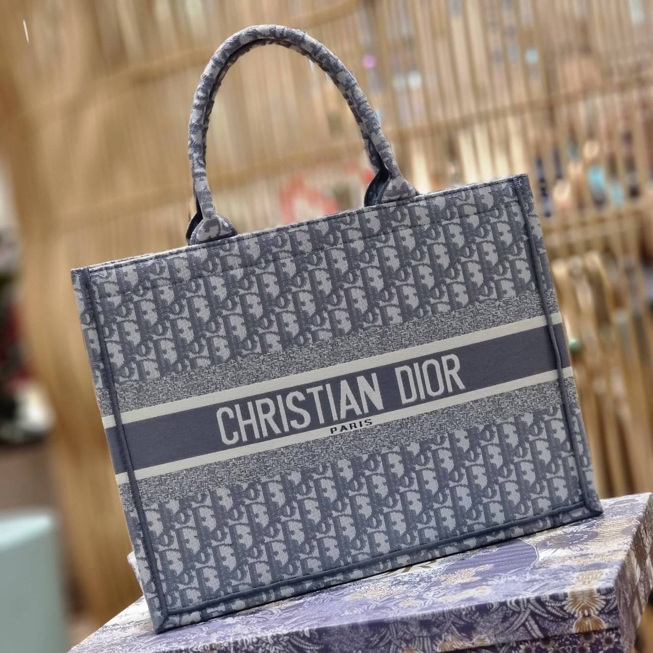 VIP 】HOT ARRIVAL!! DIOR CD SHOPPING BAG WITH GWP กระเป๋าทรงช้อปปิ้งใบใหญ่ จุใจ!! พรีเมี่ยมกิ๊ฟรุ่นดับเบิ้ลฮอต ดีไซน์คลาสสิควินเทจ สวยหรู วัสดุผ้าแคนวาสลายกราฟฟิค ภายในโล่งกว้างมากๆ ใส่ของจุสุดๆ โน้ตบุ้ค ไอแพด กระเป๋าสตางค์ มือถือ หรือเสื้อผ้ายังได้ สะพายค