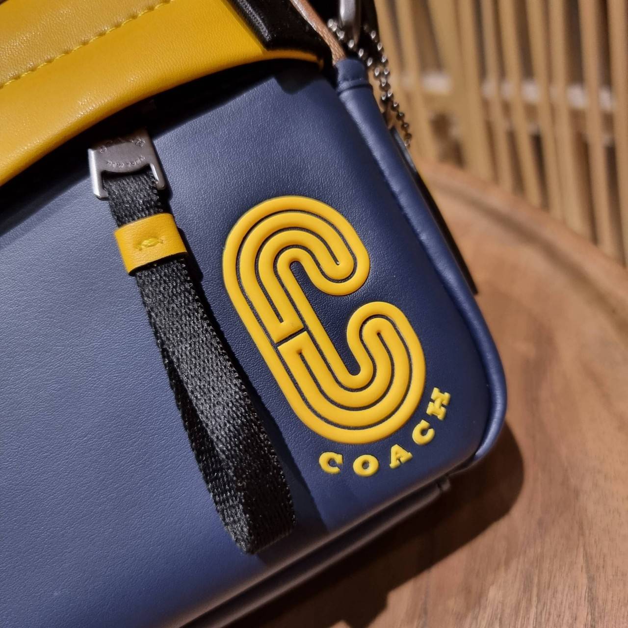 COACH EDGE CROSSBODY WITH CAMO PRINT ((2381, 2373)) ความเท่ never die!! กระเป๋าครอสบอดี้ทรงยอดฮิต ที่หนุ่มๆไม่ควรพลาด รูปทรงดีไซน์คลาสสิค ใช้งานง่าย วัสดุหนังแท้ตกแต่งตาข่ายพร้อมลายพริ้นท์ด้านหน้า สุดคูล!! ตัวกระเป๋ามีซิปหลัก และซิปด้านหน้า พร้อมช่องแยกด้