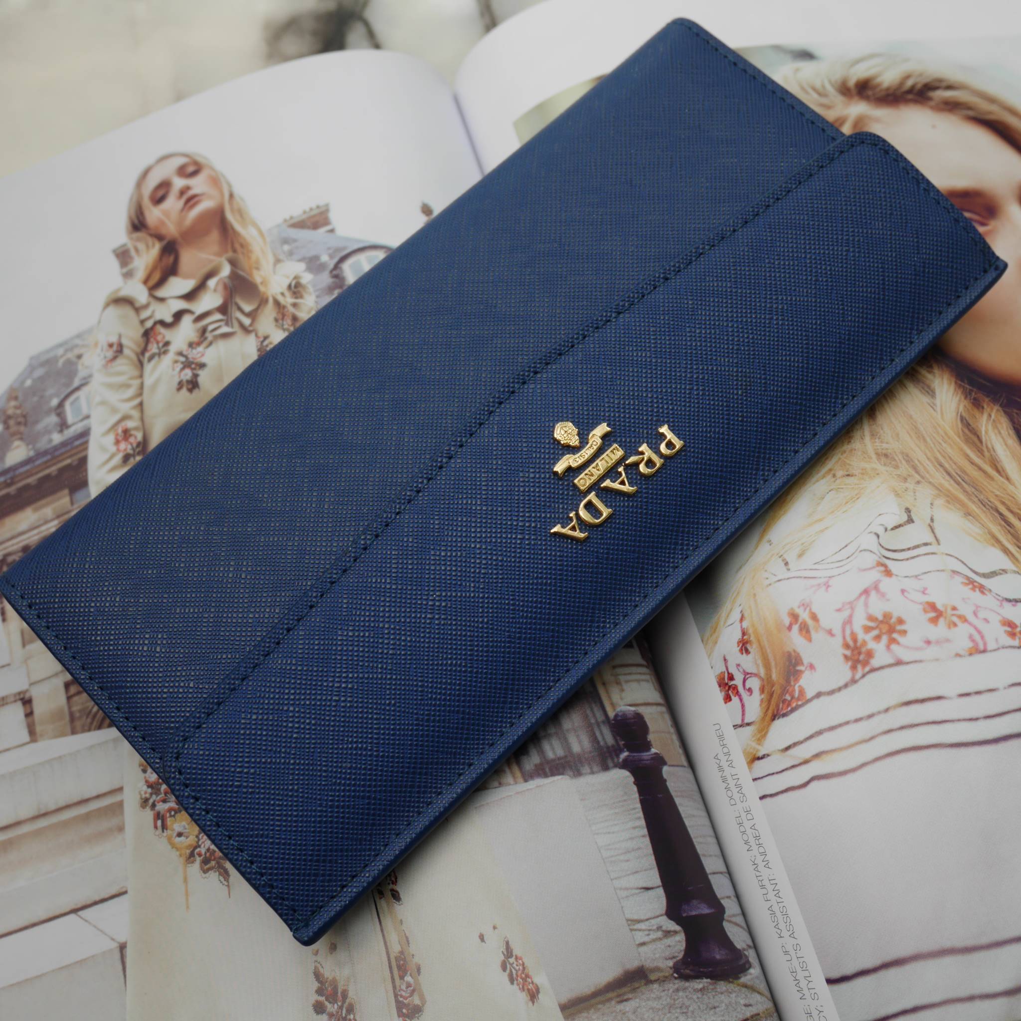 พิเศษ อุปกรณ์ครบset ค้า Best Seller~~ กระเป๋าสตางค์ยาว **ทรงหรู จากงานพรีเมี่ยมกิ้ฟ จากเคาเตอร์ต่างประเทศ จากแบรนด์ PRADA ลายหนัง saffiano ของแท้ 100% มีช่องใส่บัตร ถึง 12 ช่อง และช่องซิปใส่ของจุกจิกได้ น้ำหนักเบา จับถนัดมือ ขนาดกำลังดีคะ ถือแล้วดูดี อะไห