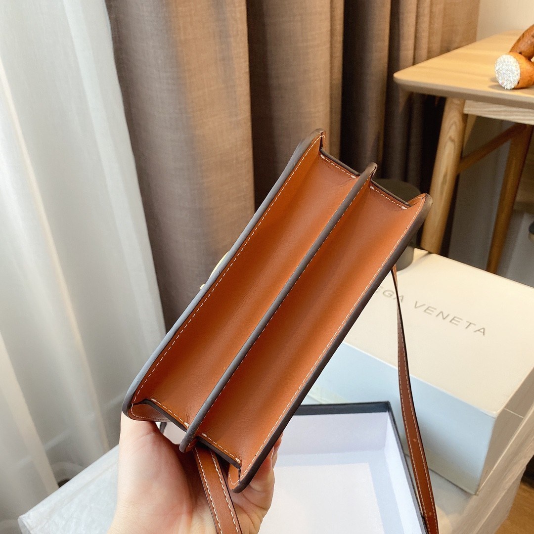 VIP 】กลับมาตามคำเรียกร้อง! ห้ามพลาด! Rare items! BURBERRY FRAGRANCES LEATHER CROSSBODY BAG วัสดุ Canvas & Leather ลาย Vintage คอลเลคชั่นใหม่ทรงเหลี่ยมสวยหรูดูดี เปิดปิดด้วยฝาปิดสัญลักษณ์รูปTB ภายในมีช่องแบ่งเป็นสัดส่วนสามารถใส่มือถือ iphone เงิน ของจ