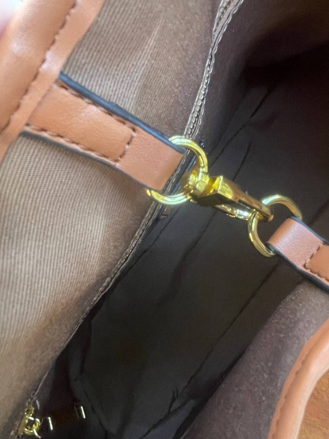 Celine Triomphe Large Shoulder Bag กระเป๋าสะพายรุ่นนี้ก็เป็นอีกหนึ่งใบที่คุ้มค่าคุ้มราคามากสำหรับสาวๆที่ชอบพกพาสิ่งของเยอะ เพราะมีฐานที่ขนาดกว้างเลยทีเดียว ด้วยดีไซน์กึ่งทางการ กึ่งลำลอง จึงใช้งานได้หลายโอกาส ลายtriompheที่โดดเด่นเป็นเอกลักษณ์ หรูหราดูแพง