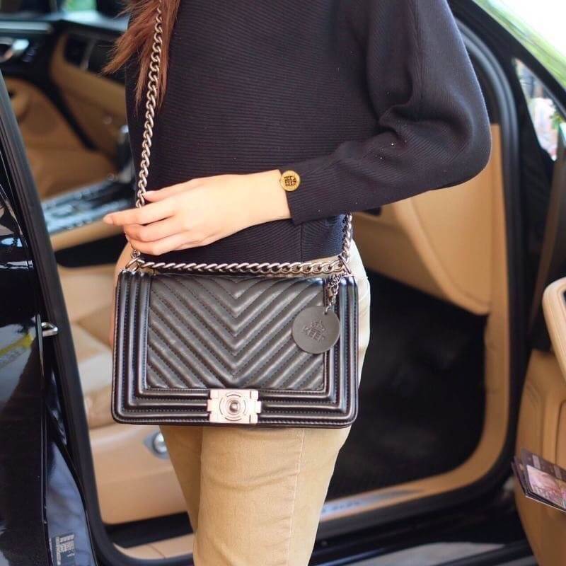 Keep chain large shoulder bag กระเป๋าทรงยอดฮิตคะ รุ่นนี้รับประกันความสวย คอลเลคชั่นใหม่ตัวกระเป๋าทำมาจากหนัง Microfiber เนื้อดี สวย ทน ขึ้นกว่าเดิมเยอะ !! ขนาดกะทัดรัด ภายในสีแดง มีช่องใส่ของจุกจิก สายโซ่ปรับได้ 2 แบบทั้งสายสั้น สายยาว สะพายพาดลำตัวได้คะ 