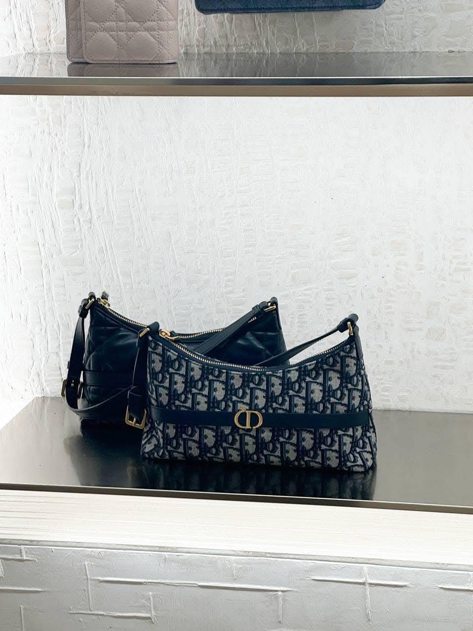 DIOR 30 MONTAIGNE CIGALE MINI BAG ใหม่ล่าสุด กับกระเป๋าสะพายโฮโบมินิไซส์ ที่ไม่ได้เล็กอย่างที่คิด เพราะใบนี้สามารถใส่ของสำคัญได้ครบ ดีไซน์สวยคลาสสิค เรียบแต่โก้ น้อยแต่หรูหรา ใช้งานด้วยซิปรูดใช้งานง่าย