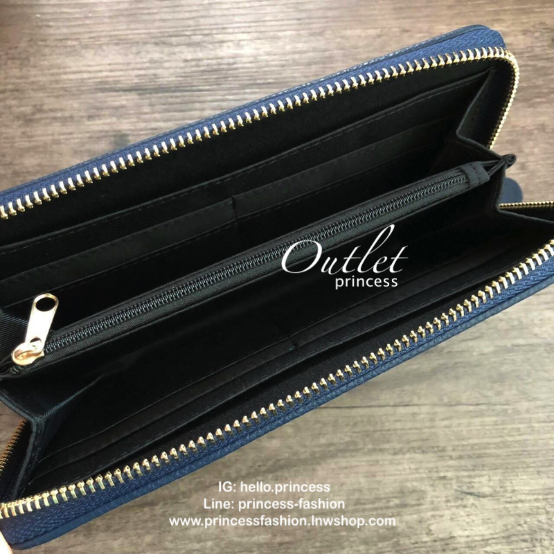 TOMMY HILFIGER Zipper Wallet & Valet เปิด - ปิดกระเป๋าด้วยซิปรอบ ด้านในมีช่องใส่บัตร ช่องใส่ธนบัตรและช่องซิปใส่เหรียญ จะมอบเป็นของขวัญหรือใช้เองก็แนะนำเลยค่ะ