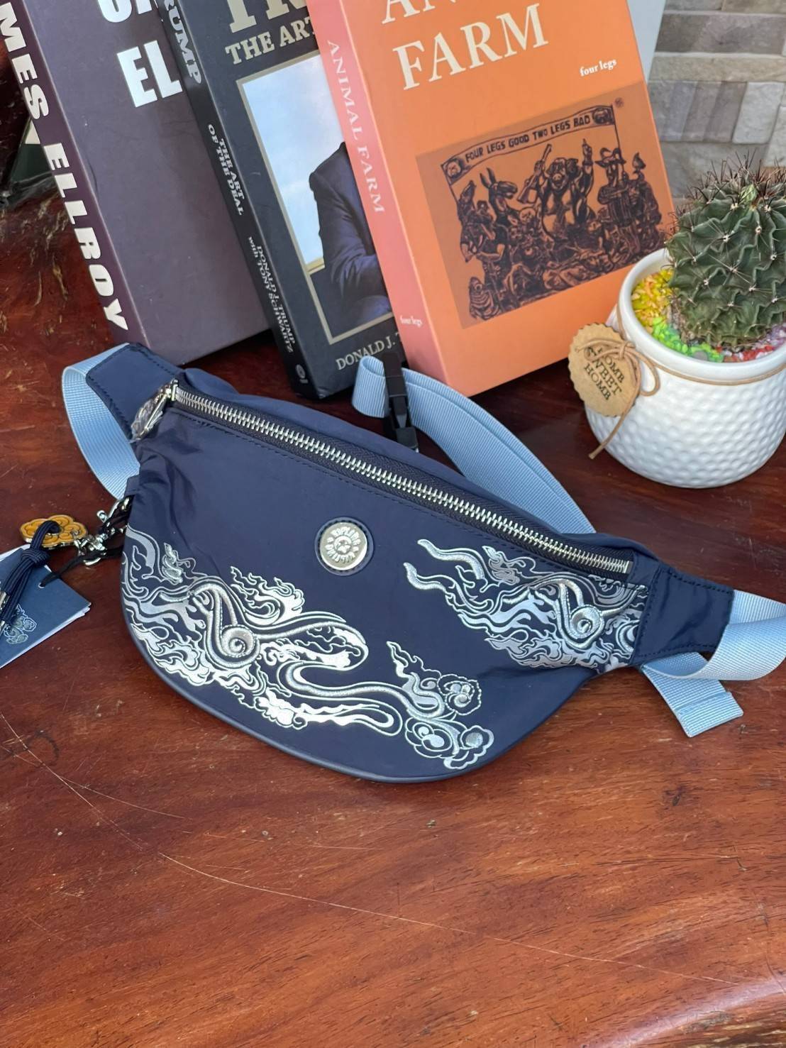 KIPLING X YONGLE PALACE COLLECTION รุ่น FRESH CROSSBODY BAGS กระเป๋าคาดอกรุ่นนี้เป็นการเฉลิมฉลองพระราชวังที่มีประวัติอันแสนยาวนานนับร้อยๆปีจากประเทศจีน ด้วยลวดลายด้านหน้าที่ออกแบบมาอย่างเป็นเอกลักษณ์สวยงามมีมนต์ขลัง ขนาดของกระเป๋าคาดอกใบนี้ทำให้คุณรู้สึกค