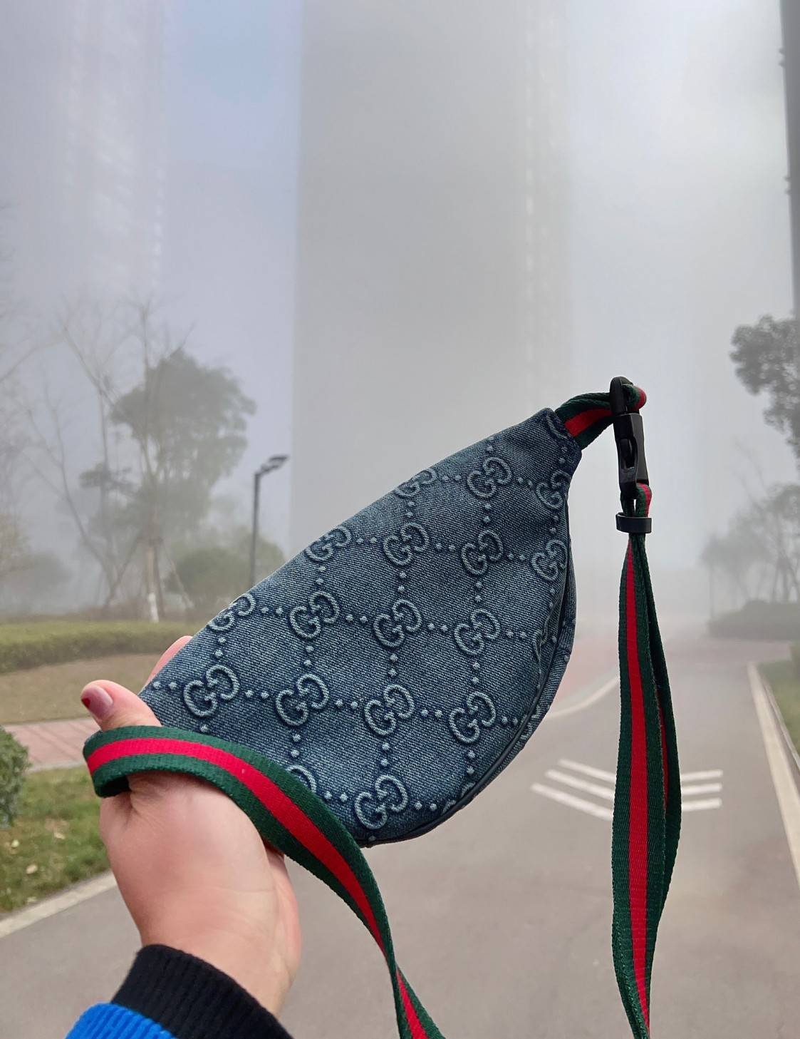 GUCCI GG DENIM BELT BAG ล่าสุดสวยมากๆ รุ่นนี้ใช้ได้ทั้งชายหญิง วัสดุเดนิมอย่างดีลายGแบบ3Dสวยมากๆค่ะ อะไหล่ซิปทองห้อยเชือกสีแดงโดดเด่น ซื้อใช้คู่กับแฟนยิ่งสวยค่าา