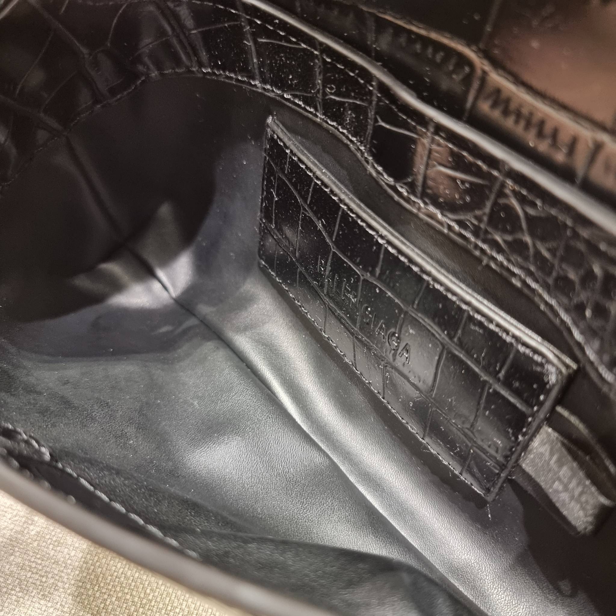 Balenciaga XX small flap bag กระเป๋าสะพายดีไซน์สวยเลิศ!! ไม่ซ้ำ เอกลักษณ์ที่โดดเด่นด้วยรูปทรง และขนาดที่กำลังเหมาะใช้งาน พร้อมดีไปหมด!! วัสดุหนังลายจระเข้ ขึ้นเงาคมชัด เปิด-ปิดด้วยกระดุมแม่เหล็ก ภายในกระเป๋าเป็นช่องโล่ง ใส่ของสำคัญจุกจิกพอได้ พกพาได้แบบไม