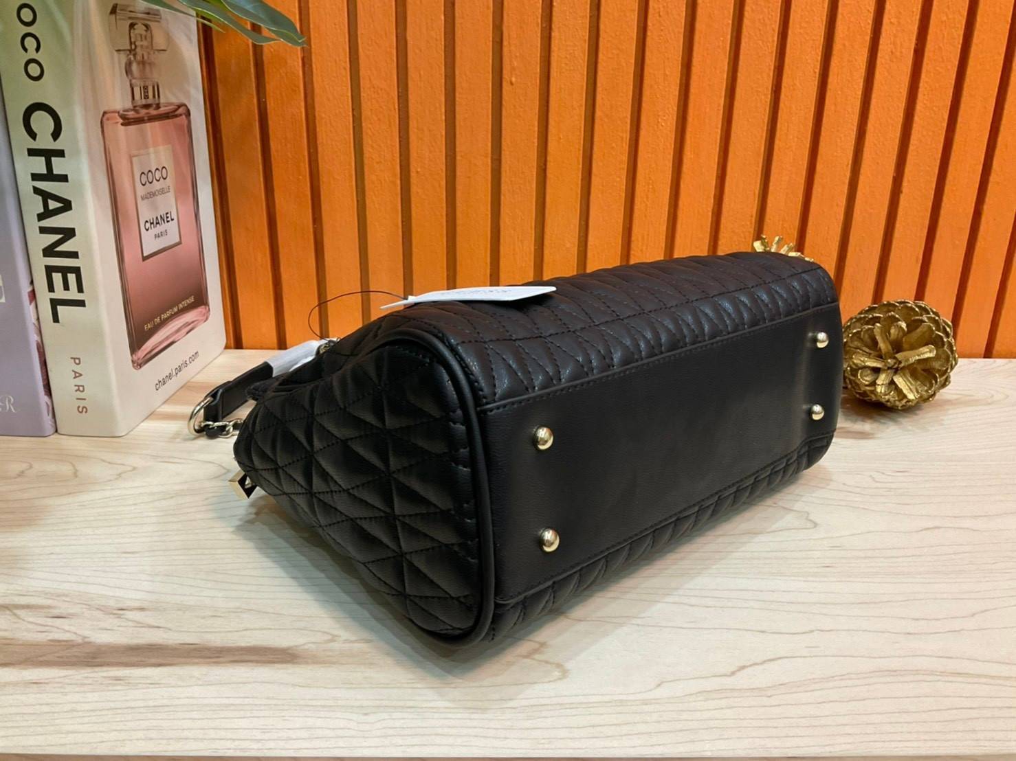 ของแท้ แท้ 100% GUESS CROSSBODY BAG กระเป๋าถือหรือสะพาย ขนาดกำลังดี วัสดุ pu. faux leather หนังนิ่ม นุ่มมาก สวยอยู่ทรง