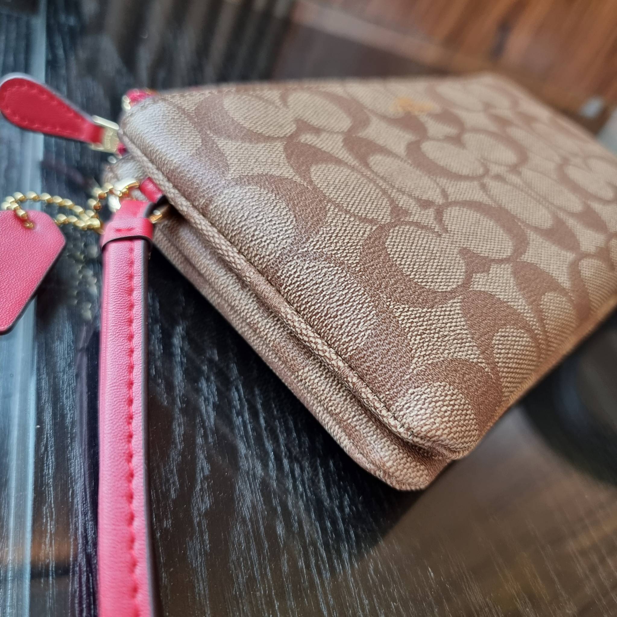 COACH F54057 DOUBLE ZIP WALLET IN SIGNATURE กระเป๋าคล้องมือ size L ใบนี้ใส่มือถือได้ทุกรุ่น ขนาดกำลังดี พกพาสะดวกมากๆ วัสดุหนังสังเคราะห์ ภายในเป็นผ้าสีสวยคม ใส่ธนบัตร ใส่บัตรได้เยอะ ใส่มือถือได้สบายๆทุกรุ่น ตอบโจทย์สาวๆที่ไม่ชอบพกเยอะวุ่นวายจ้า ใบนี้เอาอ