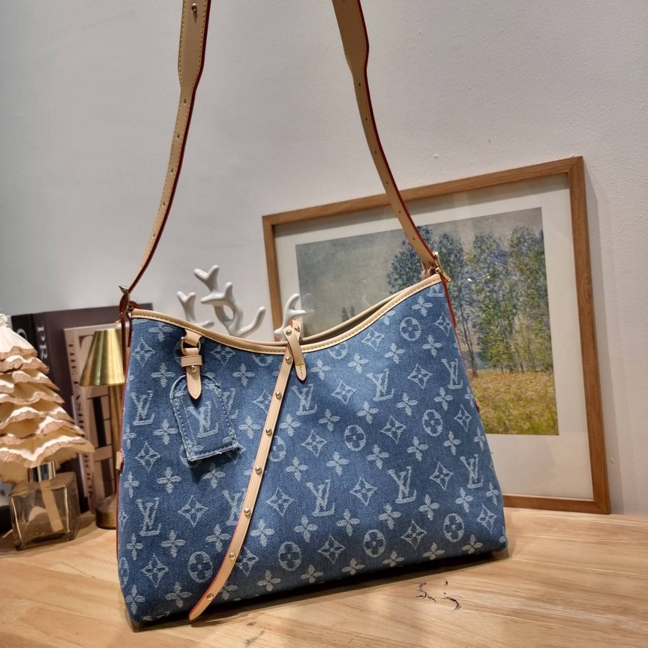 LV Monogram Denim Carry /LV CARRYALL DENIM BAG ใหม่ล่าสุด สไตล์เดนิมสุดชิค รุ่นลิมิเต็ดที่สาวๆตามหา กระเป๋าสะพายไหล่ทรงสวย ดีไซน์เรียบง่ายคลาสสิค หรู ดูผู้ดี รูปทรงใช้งานง่าย มาพร้อมใบลูก ไว้เก็บของจุกจิก