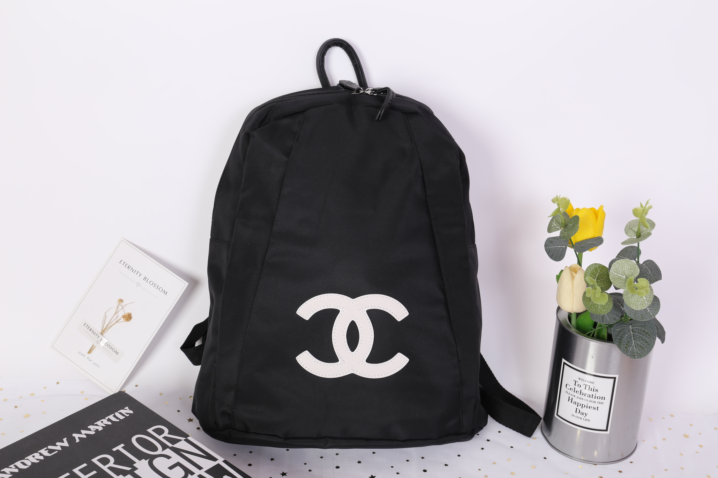 CHANEL VIP GIFT NYLON BACKPACK กระเป๋าเป้ Limited Edition VIP Gift With Purchase (GWP) ของเเท้จาก Chanel Perfumes Counter วัสดุ NYLON เนื้อหนาสีดำตัดโลโก้แบรนด์สีขาว เปิดปิดด้วยซิป หัวซิปแบรนด์ ขนาดกำลังดี น้ำหนักเบา กันนำ้ดูแลรักษาทำความสะอาดง่าย มีหูหิ้