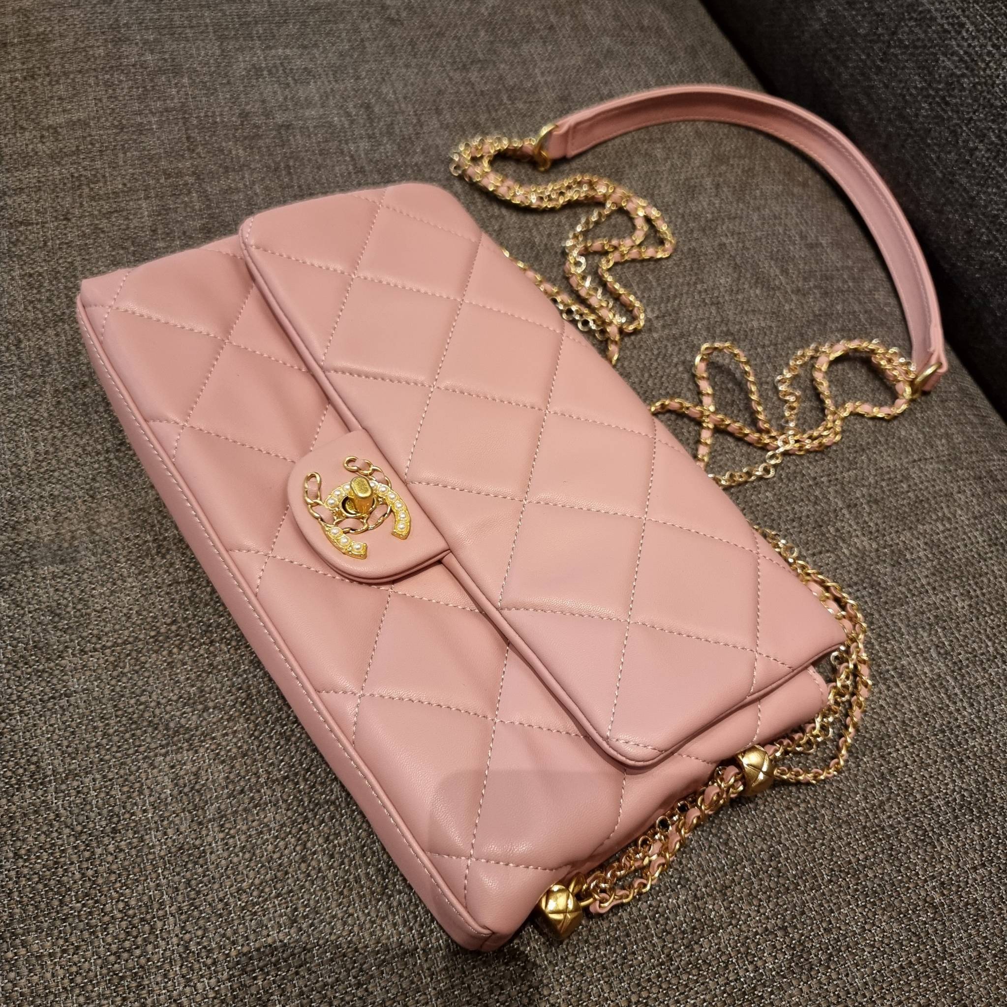 VIP 】สวยหรูพร้อมเสิร์ฟ!! กับไอเท็มสุดเลิฟจาก Chanel กระเป๋าสะพายที่สุดของความคุ้มค่า วัสดุหนังแกะนิ่มเต็มใบ เปิด-ปิดกระเป๋าด้วยตัวบิดล็อค ภายในกระเป๋าบุผ้าสวยหรู มีช่องโล่งกว้างจุของได้สบาย ใส่โทรศัพท์ กระเป๋าสตางค์ได้ มีช่องซิป 1 ช่อง ช่องย่อย 1 ช่อง ดีเ