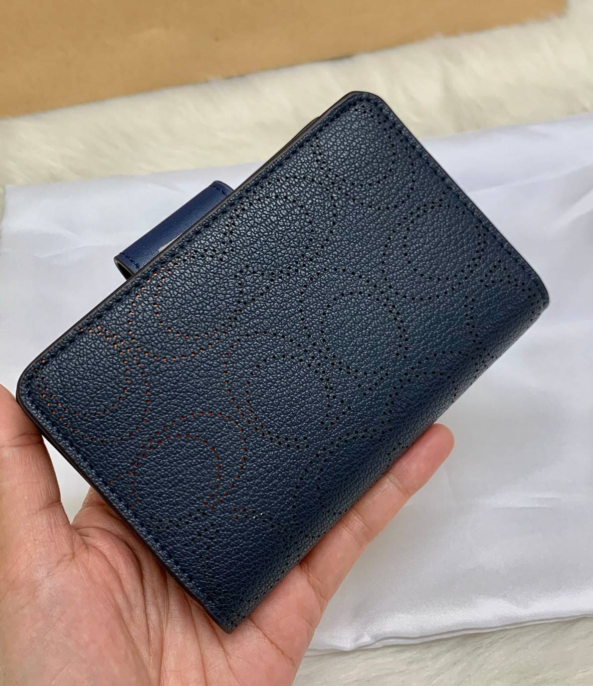 สวยมากๆ ห้ามพลาดเลยนะคะ! COACH MEDIUM CORNER ZIP WALLET IN SIGNATURE ((C4768)) พร้อมส่งค่ะ! กระเป๋าเงินใบขนาดกลางๆ กำลังดี หนังแท้ลายฉลุรูปตัวC ทั้งใบ สวยงามน่าใช้มากๆ ภายในมีช่องเสียบบัตรได้ถึง10ช่อง//ช่องใส่ธนบัตรหนึ่งข่องสามารถใส่แบงค์พันตามยาวได้เลยค่