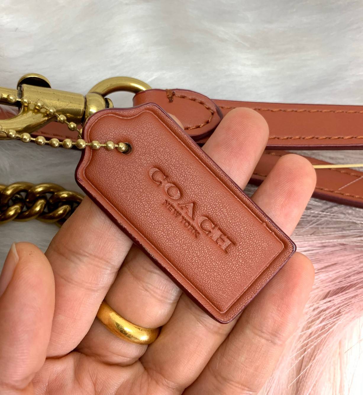 COACH CASSIE CROSSBODY 19 IN SIGNATURE BAG 💋สวย คลาสสิค ดูดีมีระดับมากๆค่ะ!! กระเป๋าแบบหิ้วได้//คล้องไหล่ได้//สะพายข้างหรือครอสบอดี้ร์ได้ วัสดุหนังแท้ทั้งใบอย่างดีค่ะ เปิดปิดกระเป๋าแบบหมุนล็อค ภายในแบ่ง3ช่อง แต่ละช่องกว้าง สามารถใส่กระเป๋าเงินใบกล