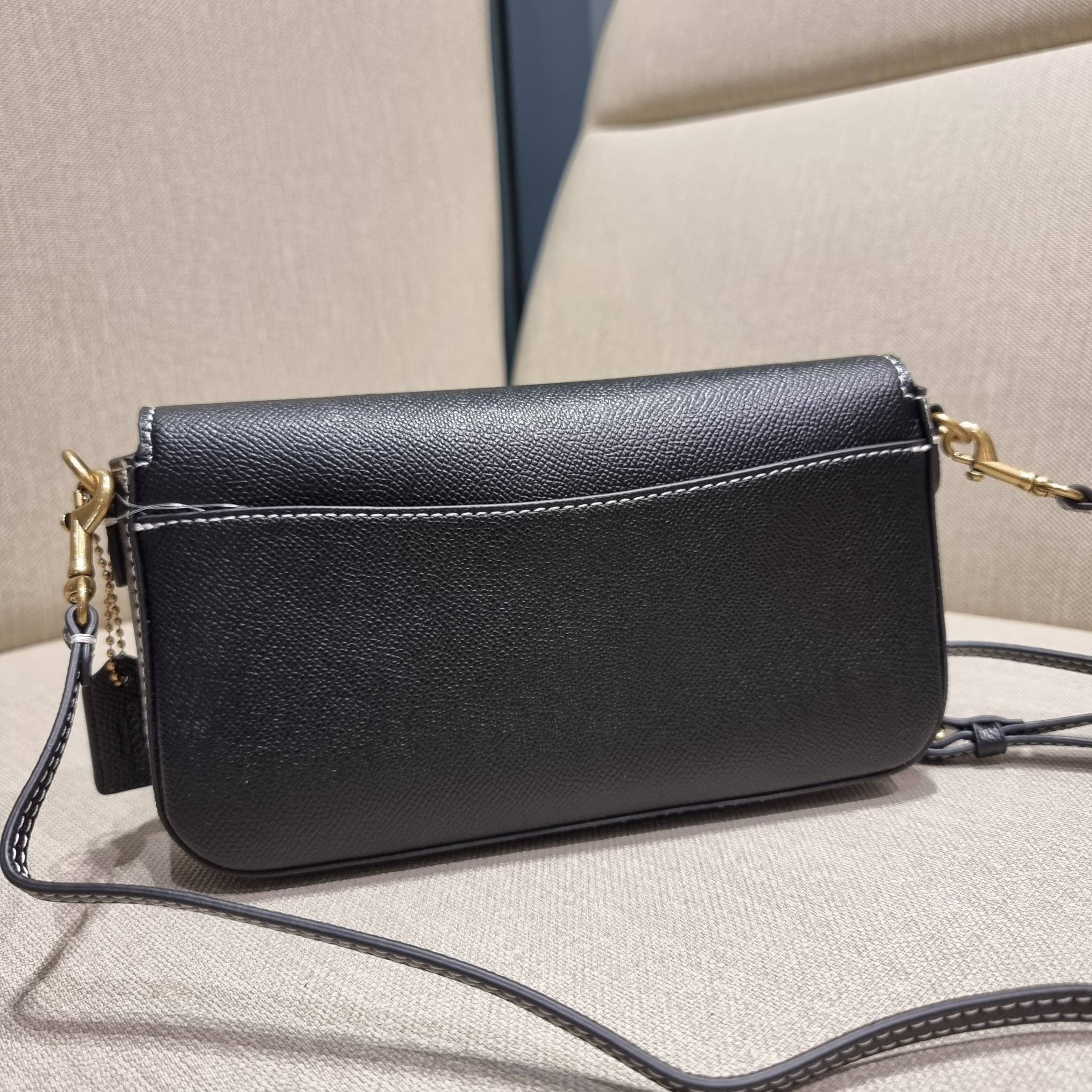 COACH C8439 WYNN CROSSBODY ใหม่ล่าสุด พร้อมเสิร์ฟความหรู ดูดีแบบน้อยแต่มาก กระเป๋าสะพายครอสบอดี้ ที่ซ่อนดีเทลดีงาม มีช่องเสียบบัตรแยกใช้ได้ หรือจะใส่ไว้ในกระเป๋า เพื่อแบ่งสัดส่วนให้ดูน่าใช้ วัสดุหนังวัวลายเกรน เส้นคมสวย เปิด-ปิดด้วยกระดุมแม่เหล็ก สะดวกใช้