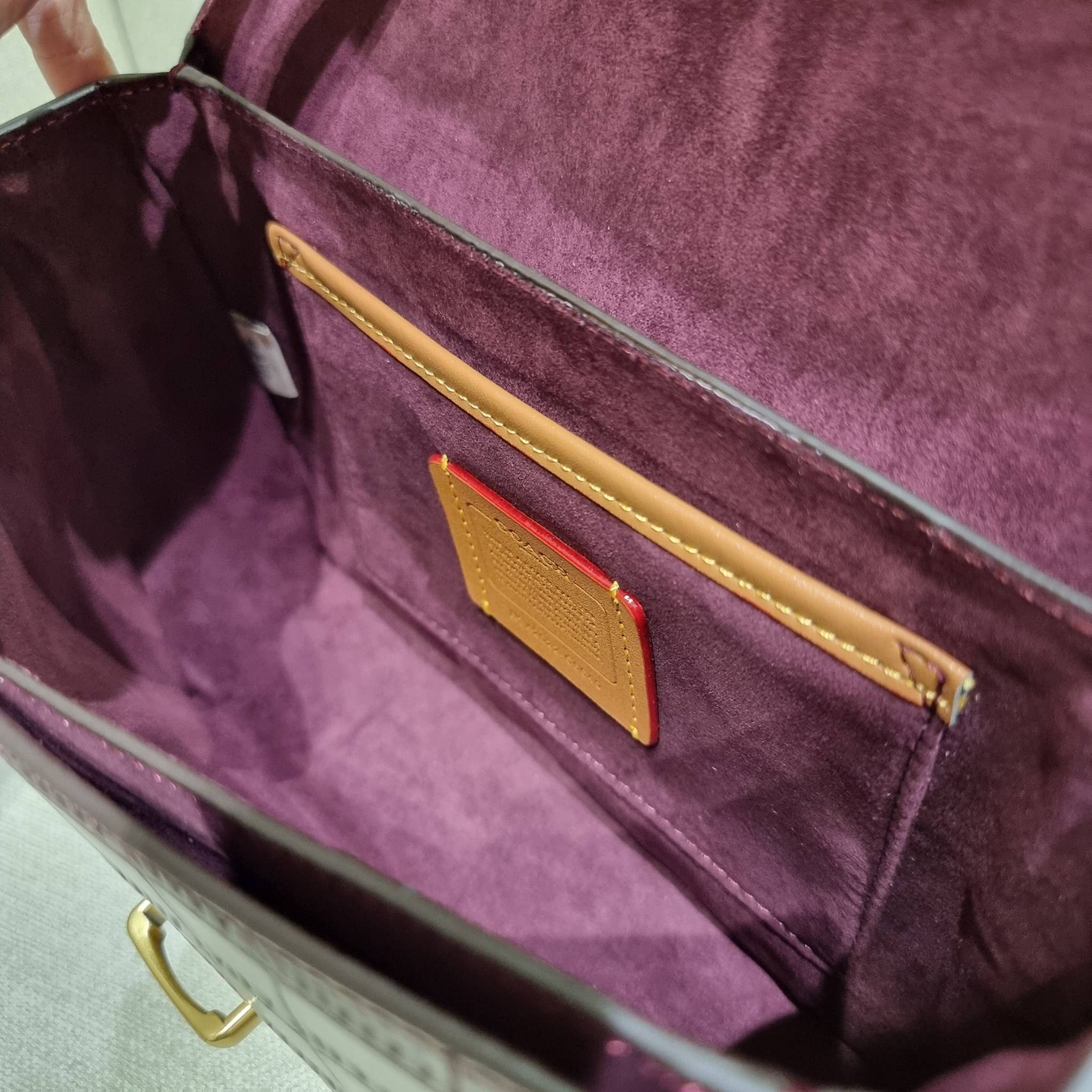 OUTLET 】COACH STUDIO SHOULDER BAG IN SIGNATURE CANVAS (C6639 C6640) สีใหม่รับความเฮง กับคอลเลคชั่นใหม่สุดอีกหนึ่ง!! มาแบบเลิศๆหรูๆมากแม่ กระเป๋าสะพายข้างลุคไฮน์ ที่ดีไซน์ออกมาได้ปัง และดูแพงมากๆ ด้วยดีเทลคลาสสิคผสานความเป็นเอกลักษณ์ เรียบง่ายแต่แฝงความมีด