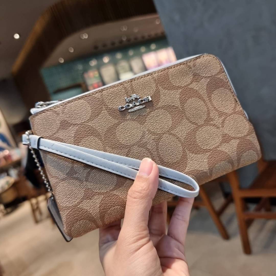 COACH F87591 DOUBLE CORNER ZIP WALLET IN SIGNATURE COATED CANVAS คล้องมือรุ่น 2 ซิป!! มาแล้วจ้า 🌟🤗 ไซส์นี้คือเหมาะมือจริงๆ พกง่ายเช่นเคย ไม่ต้องกังวลว่าจะเกะกะหรือกินพื้นที่กระเป๋าหลัก วัสดุหนังแคนวาสเคลือบลาย มีช่องหลักแยก 2 ช่อง ภายในบุผ