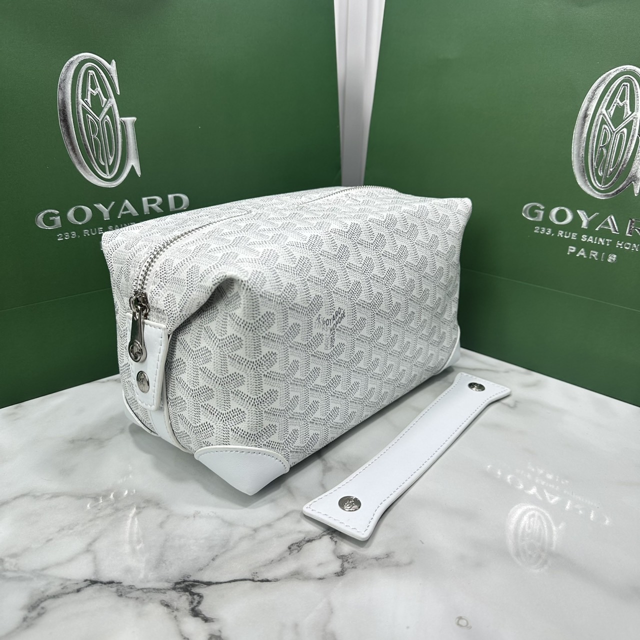 ORI หนังแท้ | Goyard Bowling 25 Toiletry Bag / Goyard Pouch กระเป๋าทรงพอช พร้อมสายถือจับถนัดมือใช้งานง่ายกะทัดรัด ตอบโจทย์ความเรียบง่ายแต่คลาสสิก ใช้ได้ทั้งชายหญิง หรูหรา ติดแกรมที่สุด เป็นรุ่นตามหา ที่ตอนนี้มีพร้อมส่งแล้วค่า
