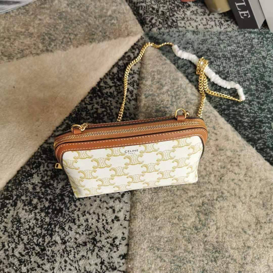 VIP 】หนังแท้ CELINE CLUTCH WITH CHAIN IN TRIOMPHE CANVAS AND LAMBSKIN WHITE/TAN กระเป๋าคลัทช์ดีไซน์เรียบหรูออกแบบมาได้อย่างลงตัว พร้อมสายสะพายโซ่ทองสุดหรู ด้วยรูปทรงที่สวยงามและทันสมัย สามารถใส่กระเป๋าสตางค์ใบสั้นหรือเครื่องสำอางค์ได้ตามขนาดกระเป๋า ในเรื่
