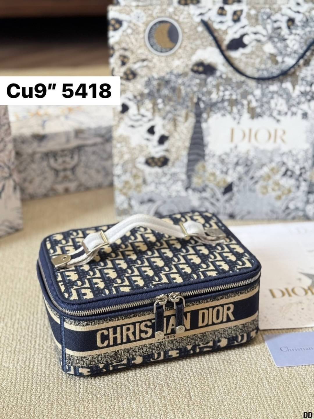 กระเป๋าใส่เครื่องสำอางใบกลาง จุของได้เยอะ มาพร้อมกับลวดลาย Oblique ปักอย่างประณีตและประดับด้วยสัญลักษณ์ Christian Dior Paris มาพร้อมสายสะพายและหูจับในตัว ปรับเปลี่ยนใช้งานได้ตามสไตล์ บอกเลยว่าไอเท็มนี้ฮอตมาก สาวๆห้ามพลาดเด็ดขาดเลยจ้า